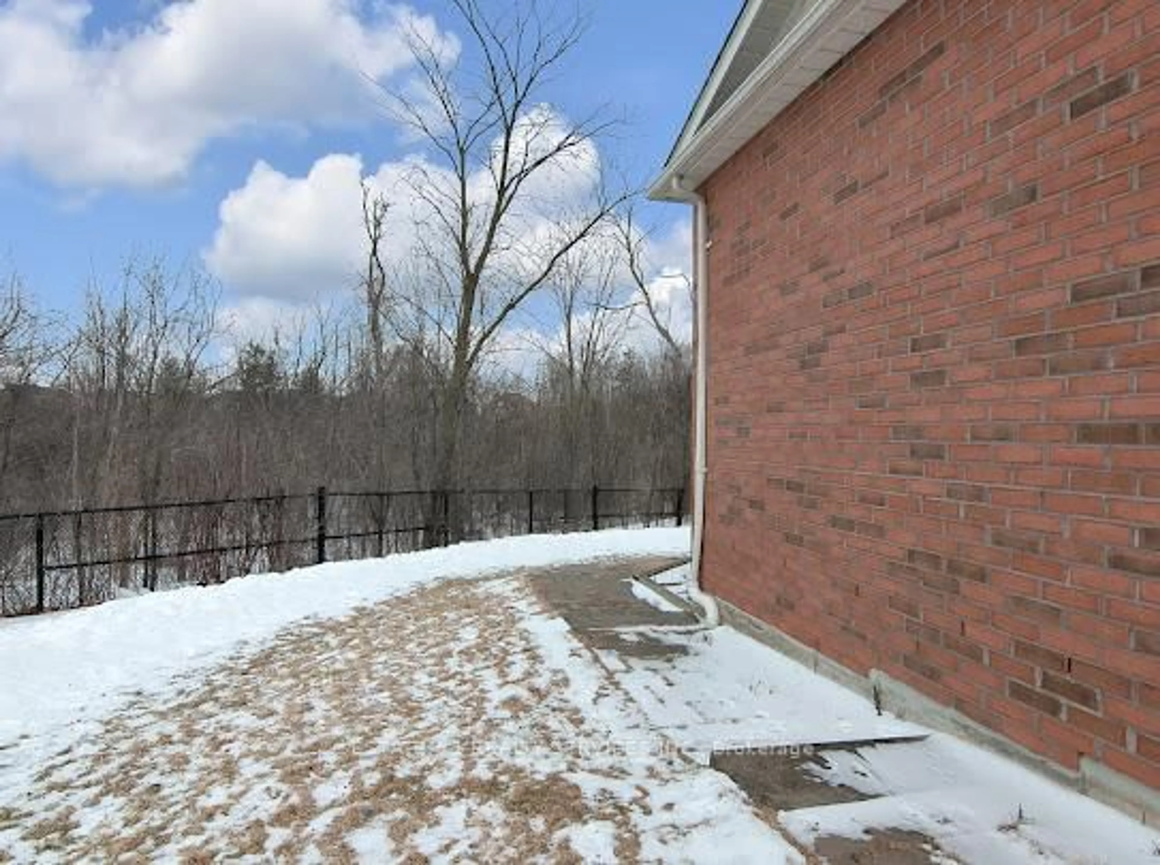 Patio, unknown for 32 River Rock Cres, Brampton Ontario L7A 2W4