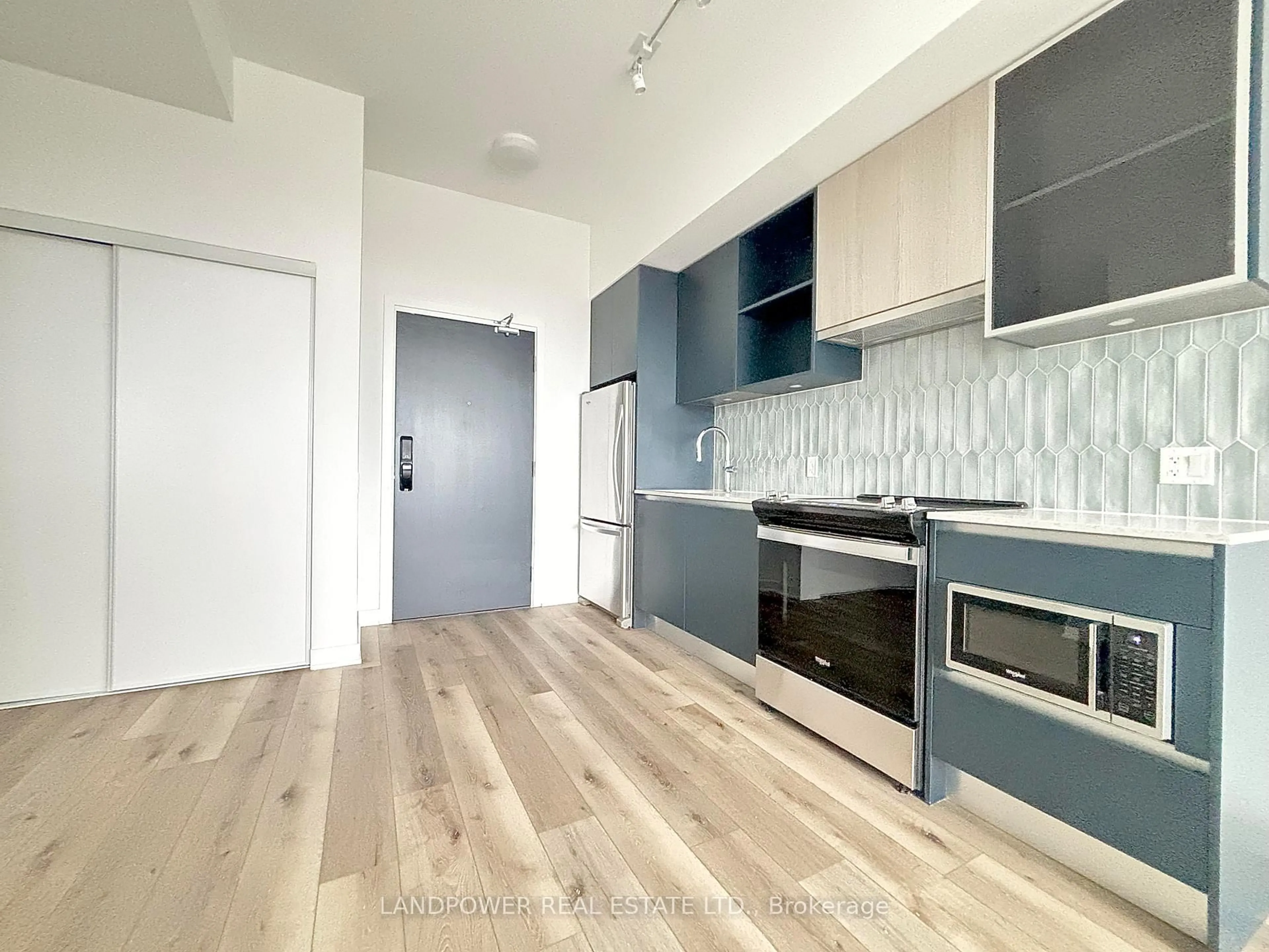 Open concept kitchen, wood/laminate floor for 395 Dundas St #LPH13, Oakville Ontario L6M 4M2