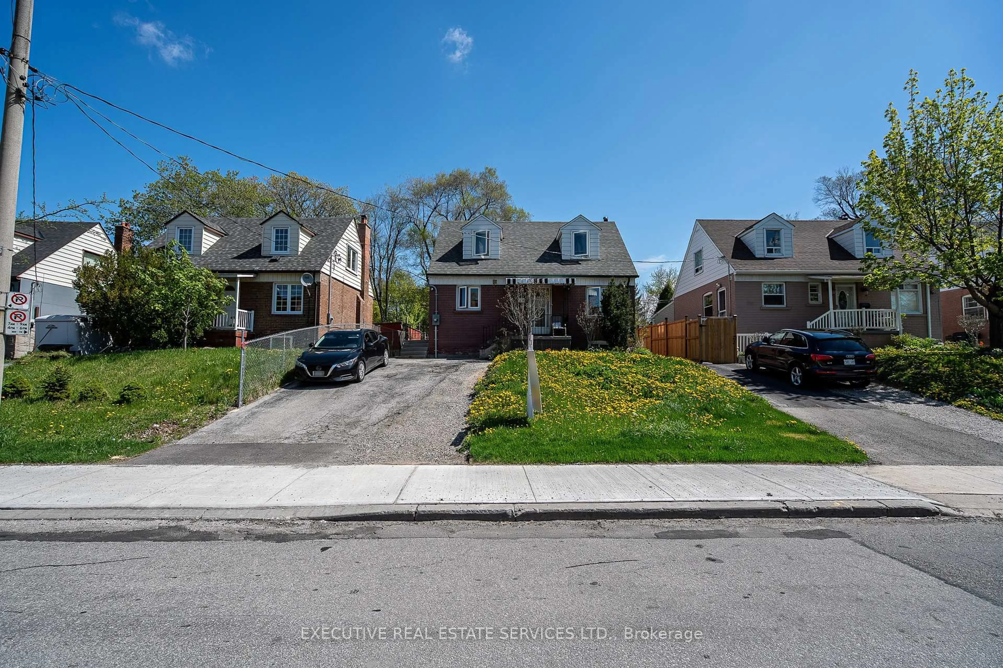 A pic from outside/outdoor area/front of a property/back of a property/a pic from drone, street for 49 Trethewey Dr, Toronto Ontario M6M 4B1