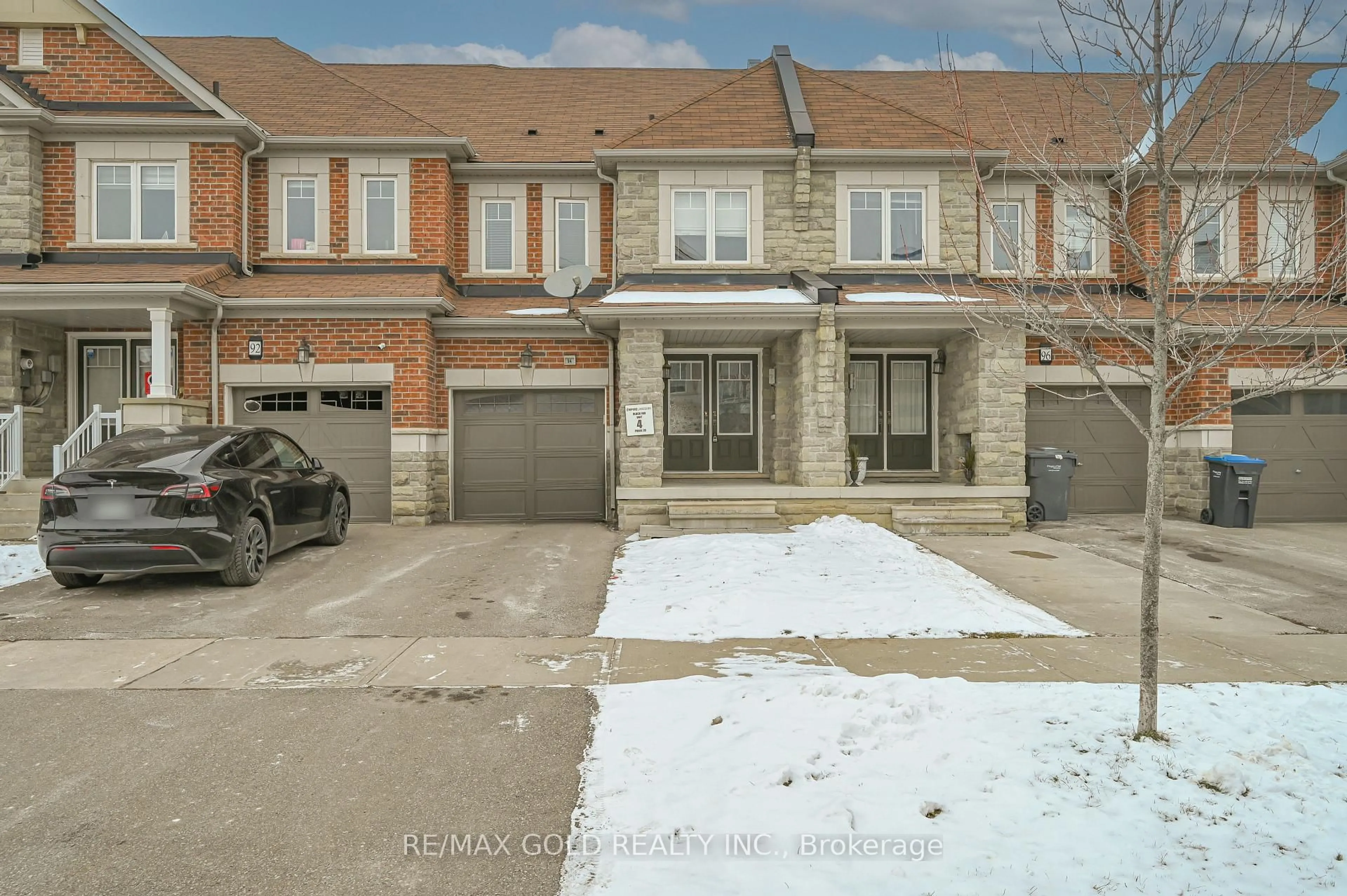 A pic from outside/outdoor area/front of a property/back of a property/a pic from drone, street for 94 Golden Springs Dr, Brampton Ontario L7A 4N6