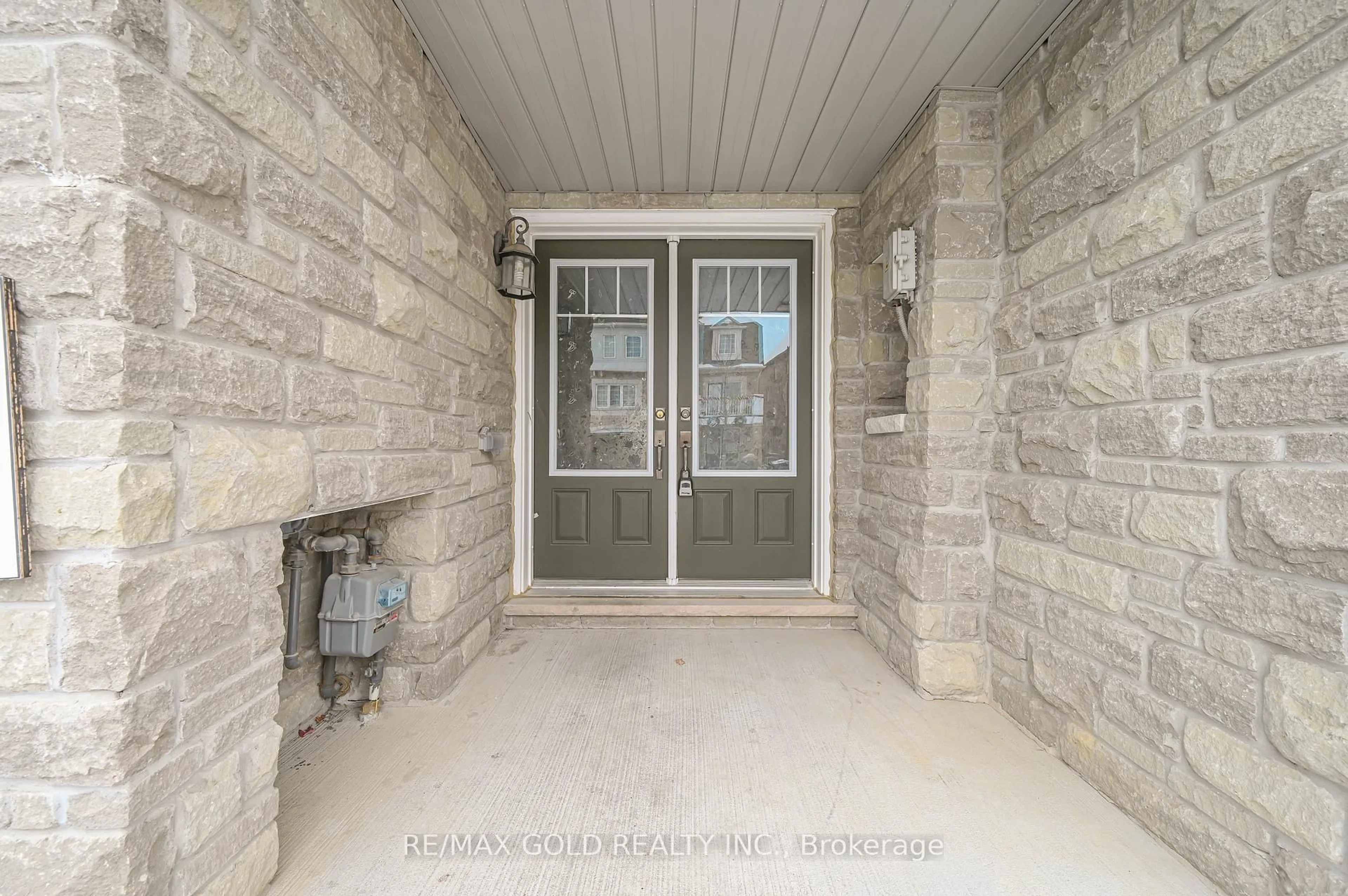 Indoor entryway for 94 Golden Springs Dr, Brampton Ontario L7A 4N6