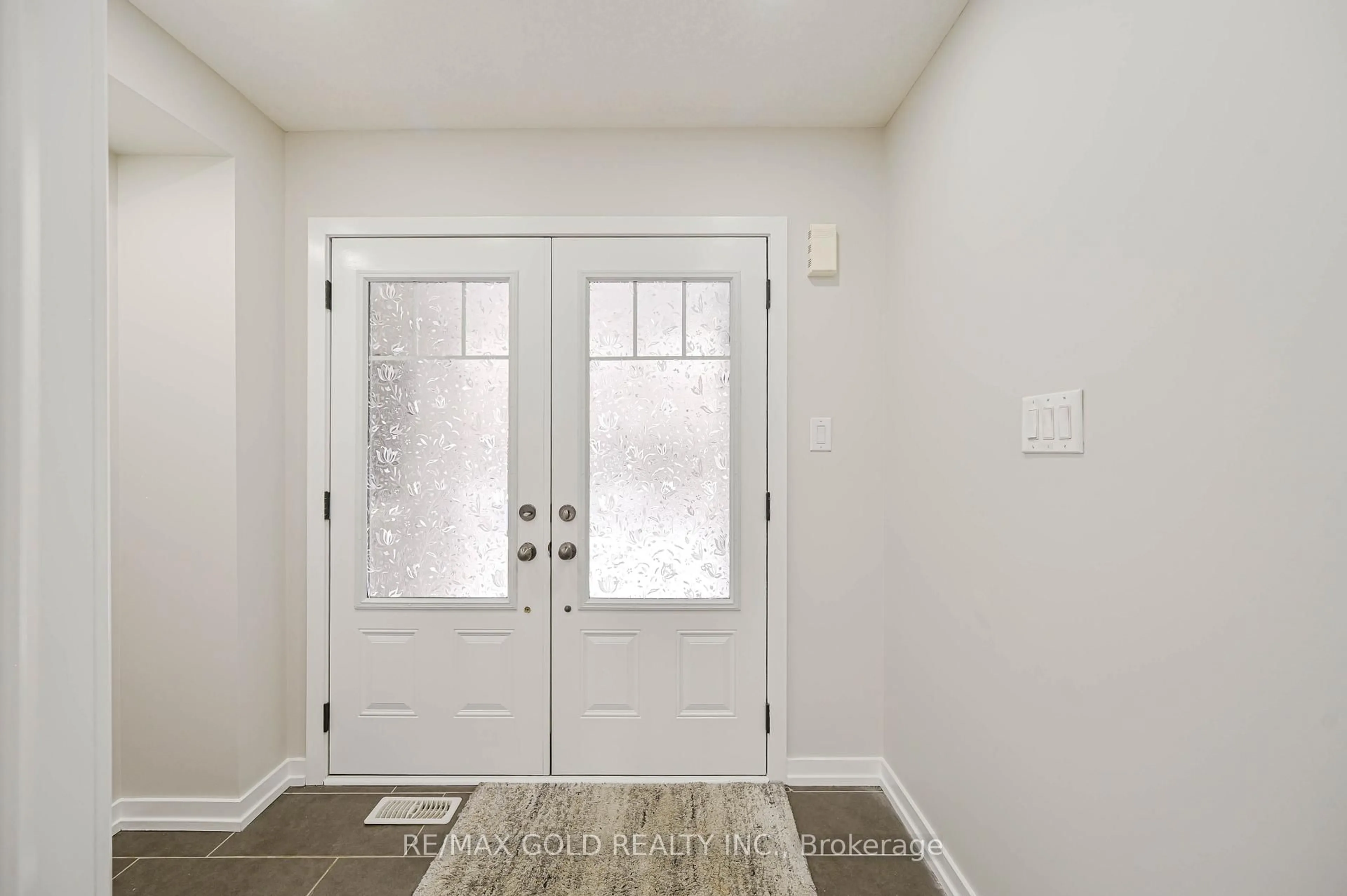 Indoor entryway for 94 Golden Springs Dr, Brampton Ontario L7A 4N6