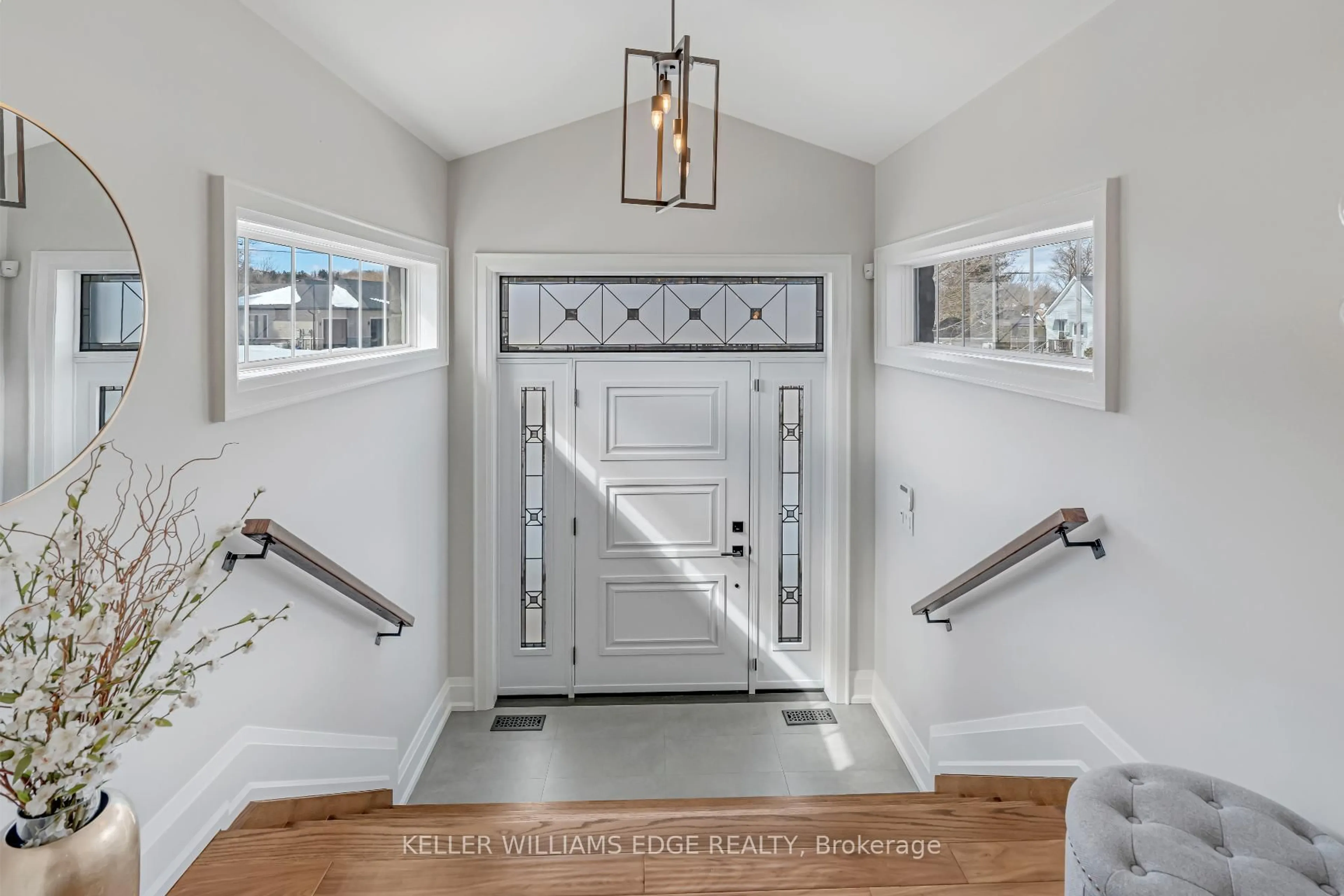 Indoor entryway for 6 Credit St, Halton Hills Ontario L7G 2W1