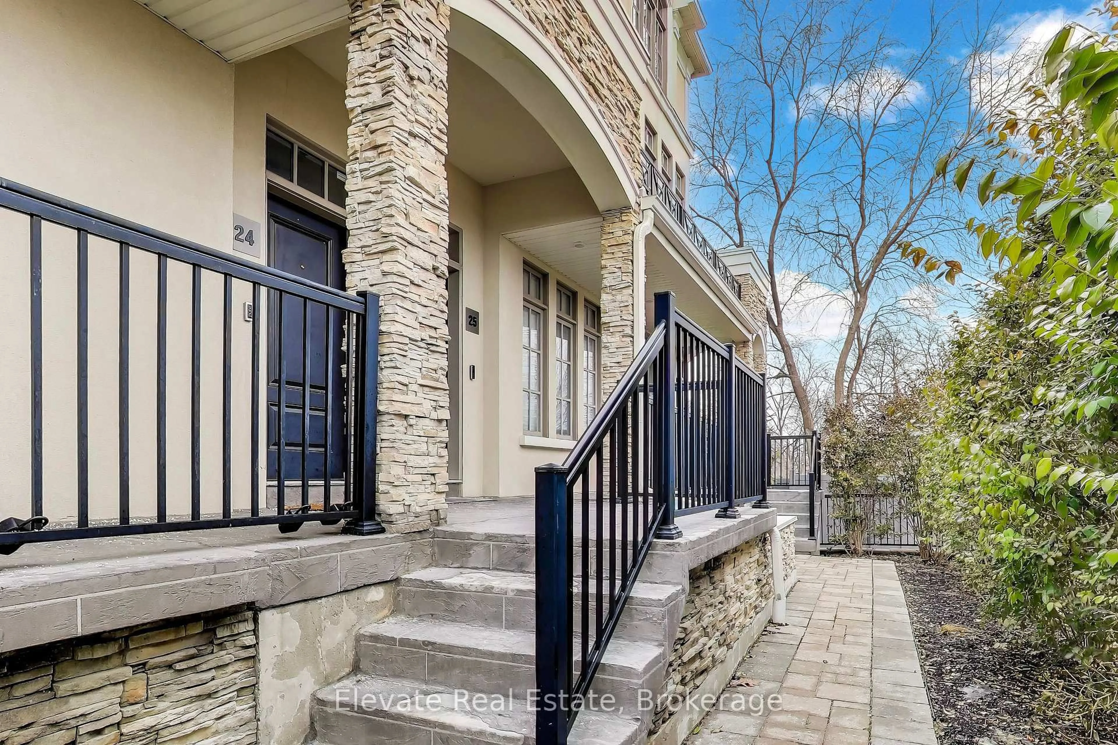 Unknown for 3083 Cawthra Rd #24, Mississauga Ontario L4Y 3Y5