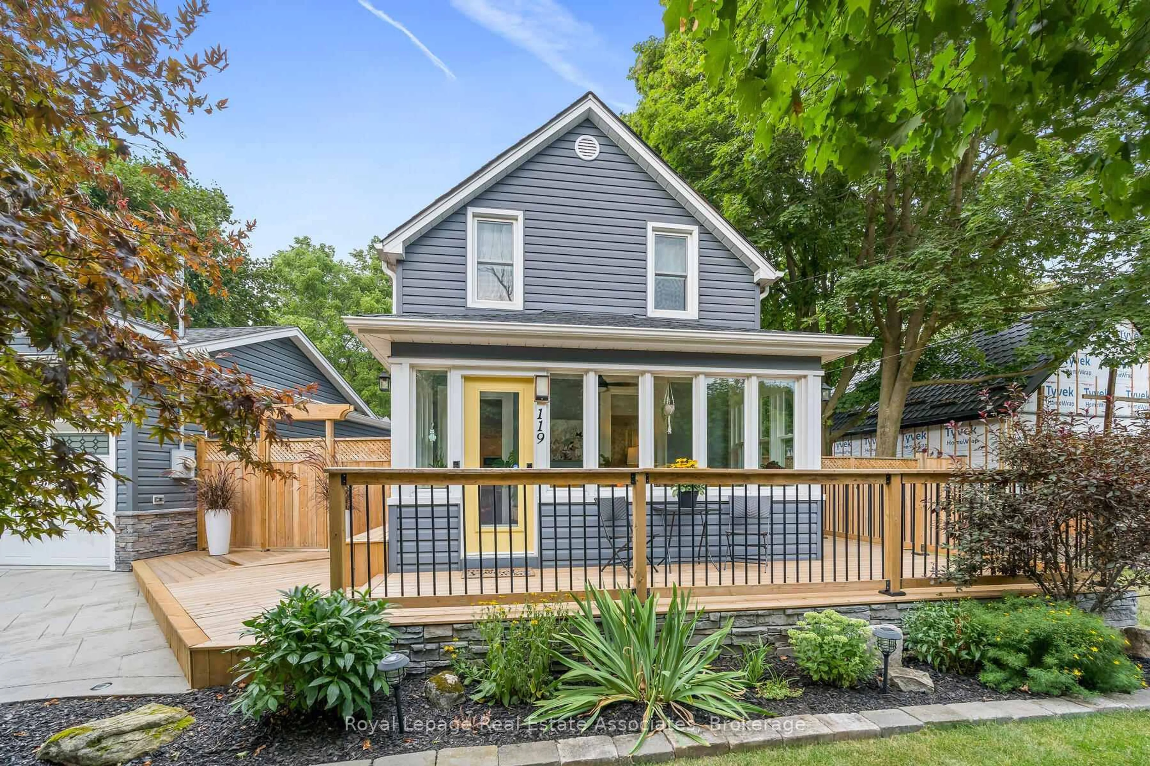 Home with vinyl exterior material, street for 119 CRESCENT St, Halton Hills Ontario L7J 2E1