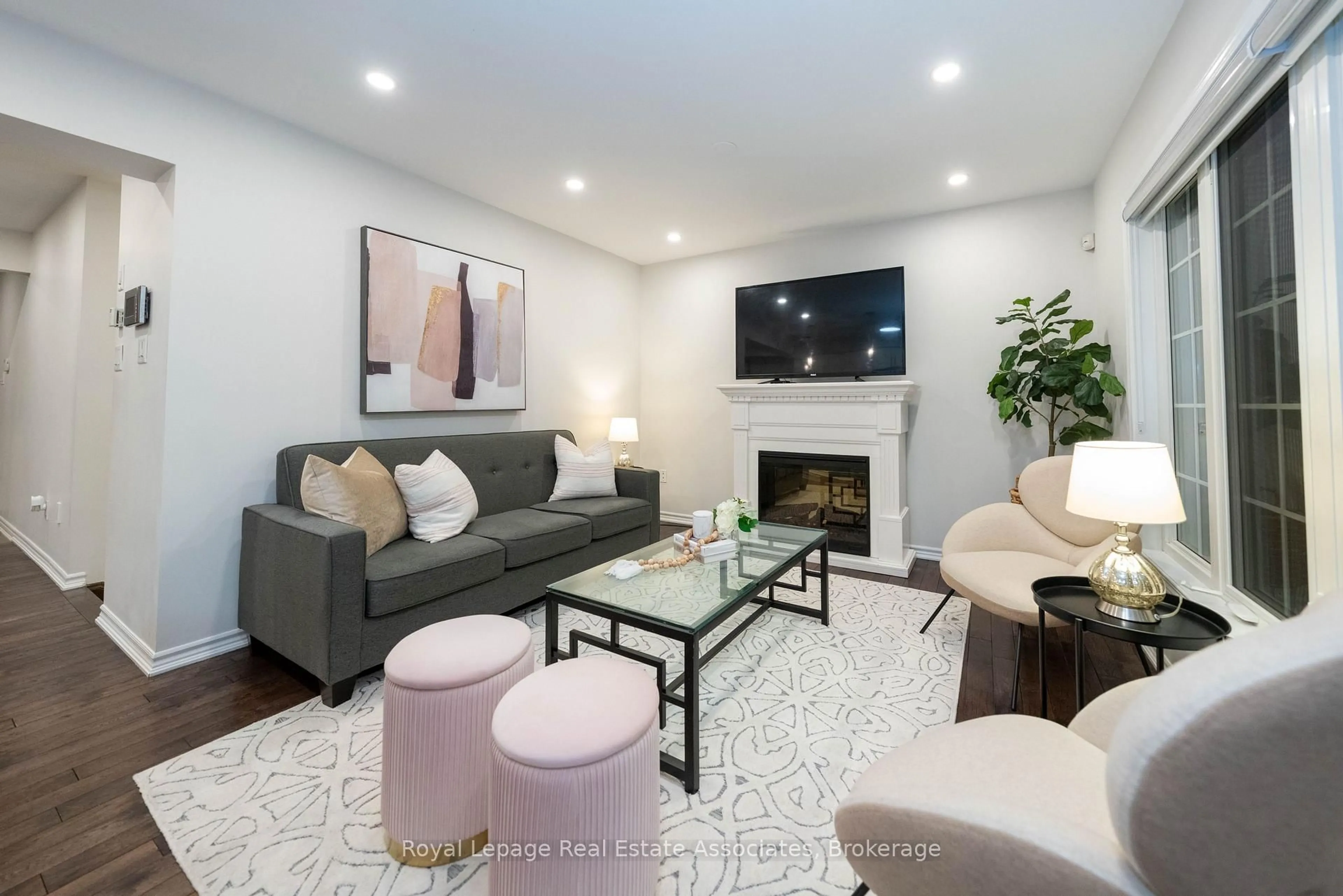 Living room with furniture, unknown for 303 Chuchmach Clse, Milton Ontario L9T 8B3