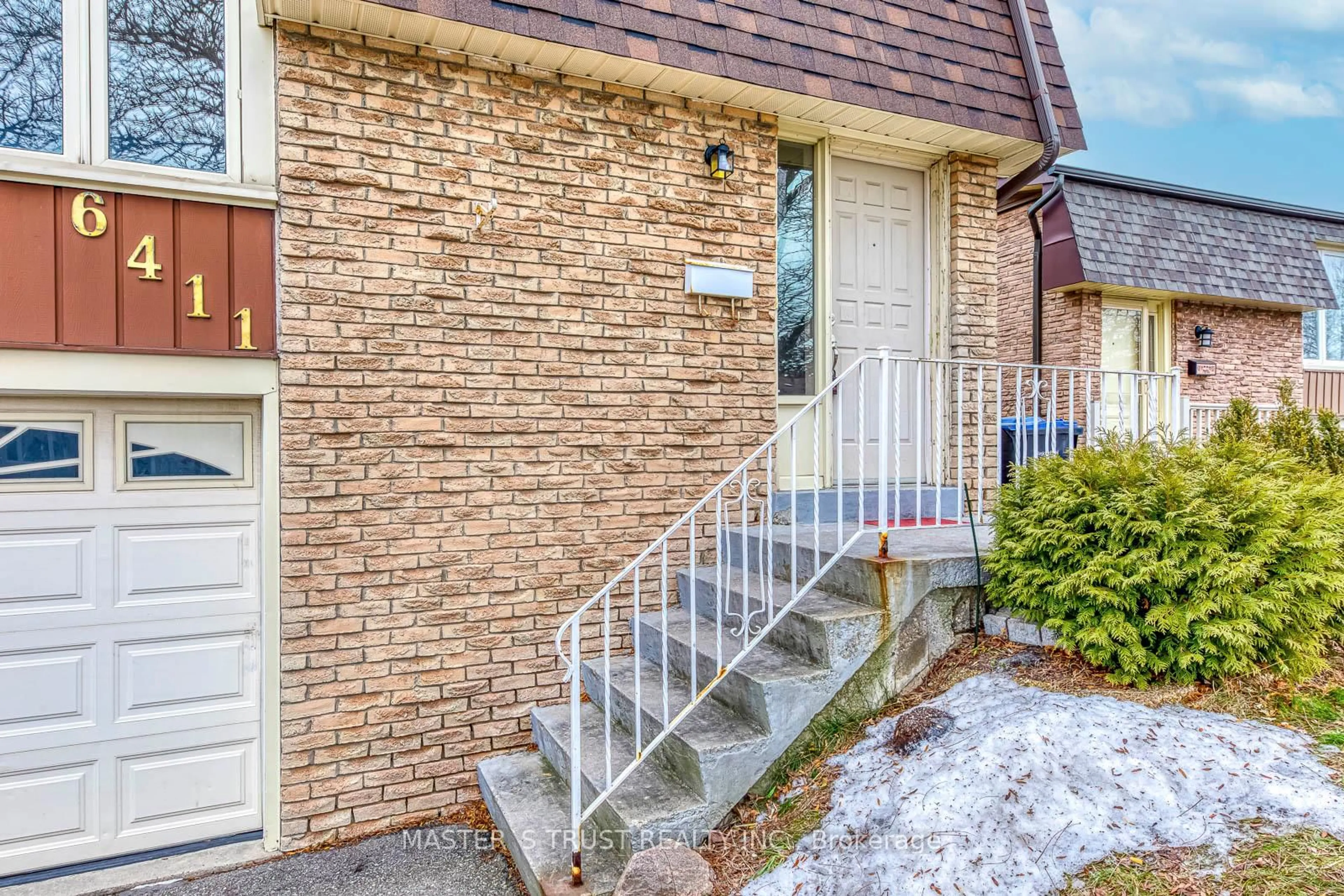 Home with brick exterior material, street for 6411 Chaumont Cres, Mississauga Ontario L5N 2M7