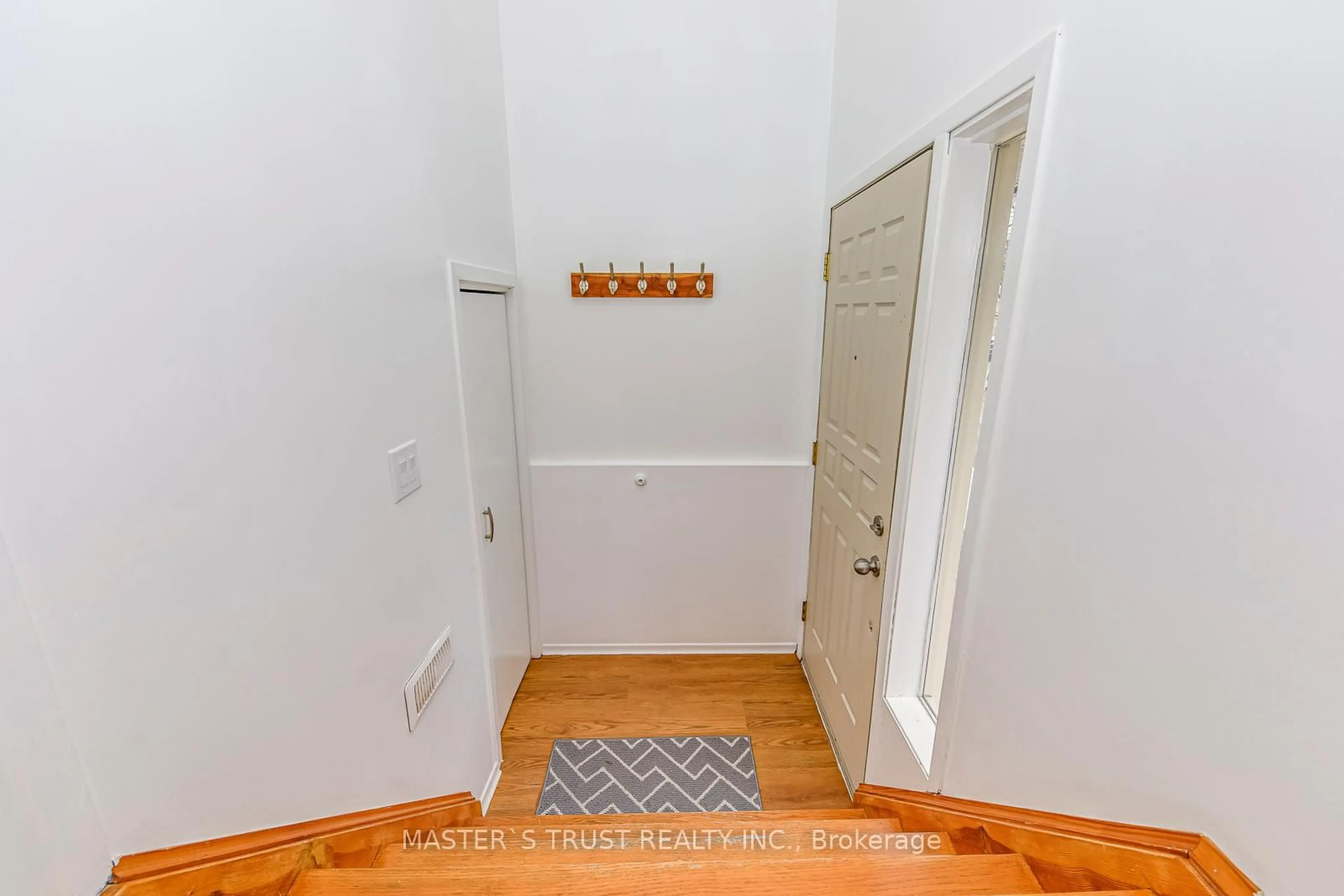 Indoor entryway for 6411 Chaumont Cres, Mississauga Ontario L5N 2M7