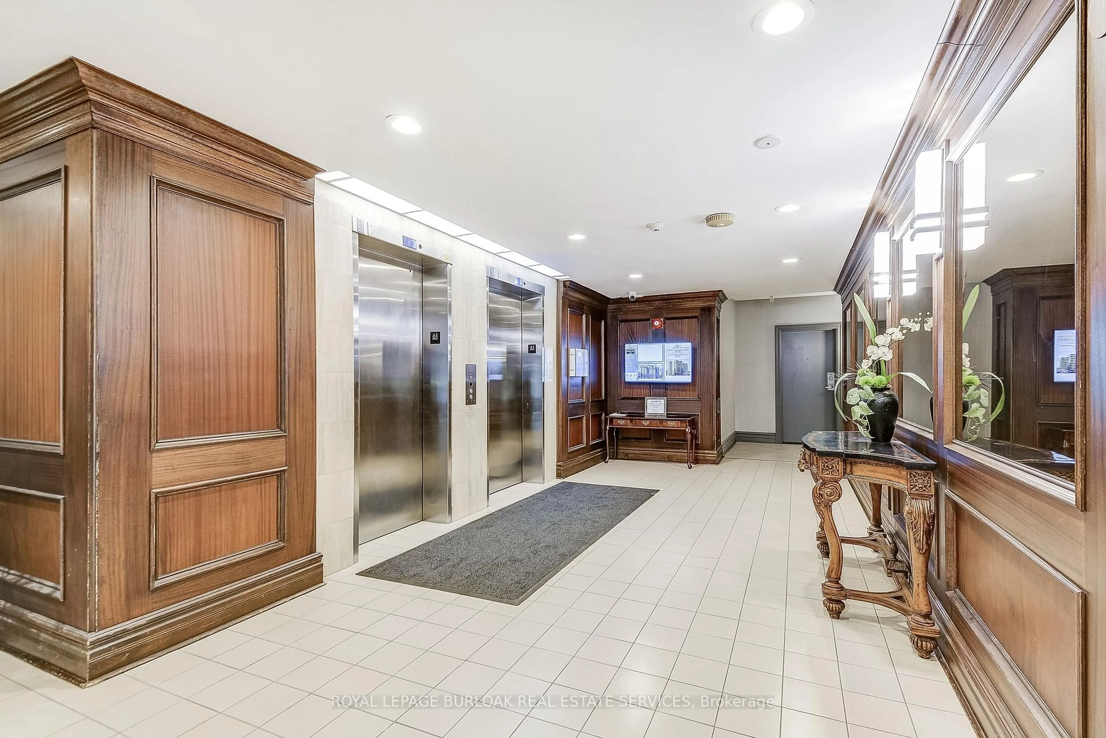 Indoor foyer for 1201 North Shore Blvd #809, Burlington Ontario L7S 1Z5