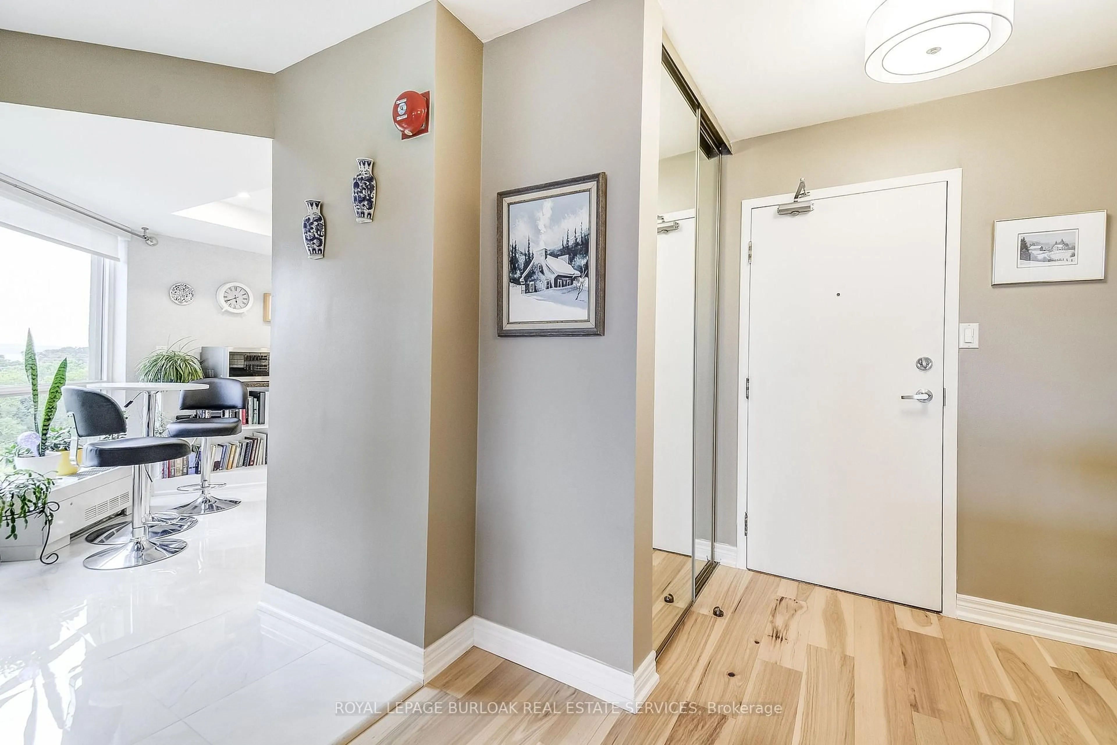 Indoor entryway for 1201 North Shore Blvd #809, Burlington Ontario L7S 1Z5