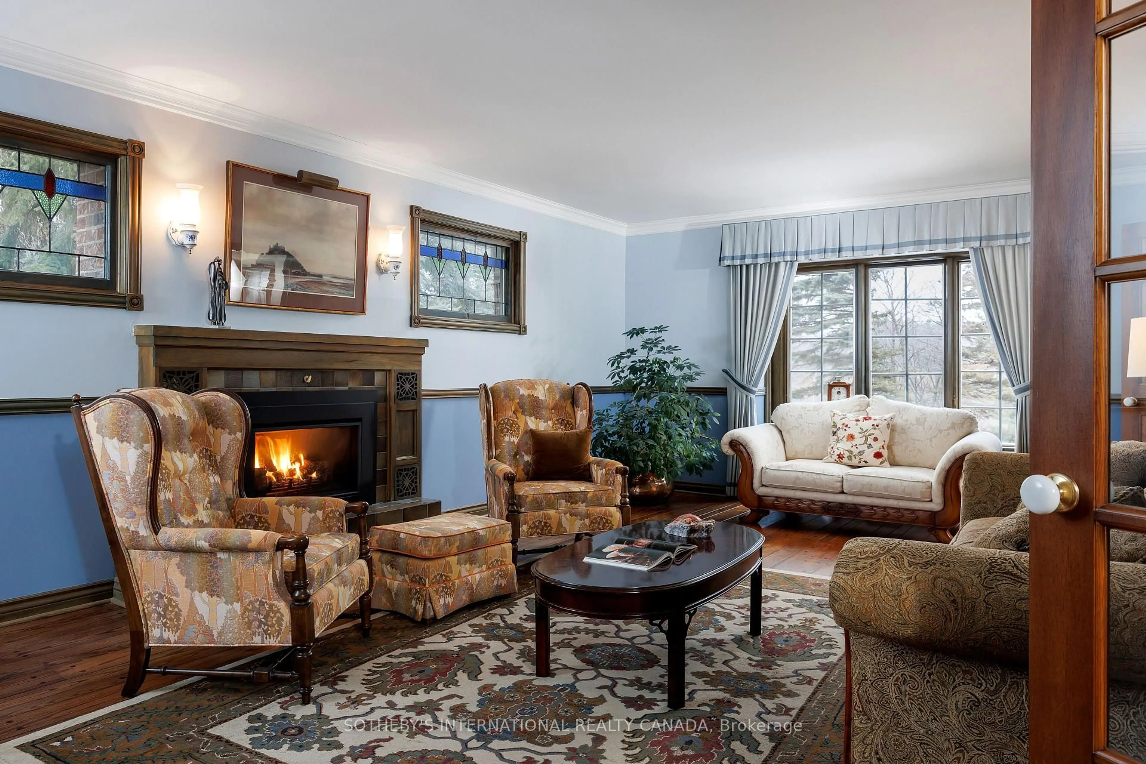 Living room with furniture, unknown for 4207 Bridlepath Tr, Mississauga Ontario L5L 3K3