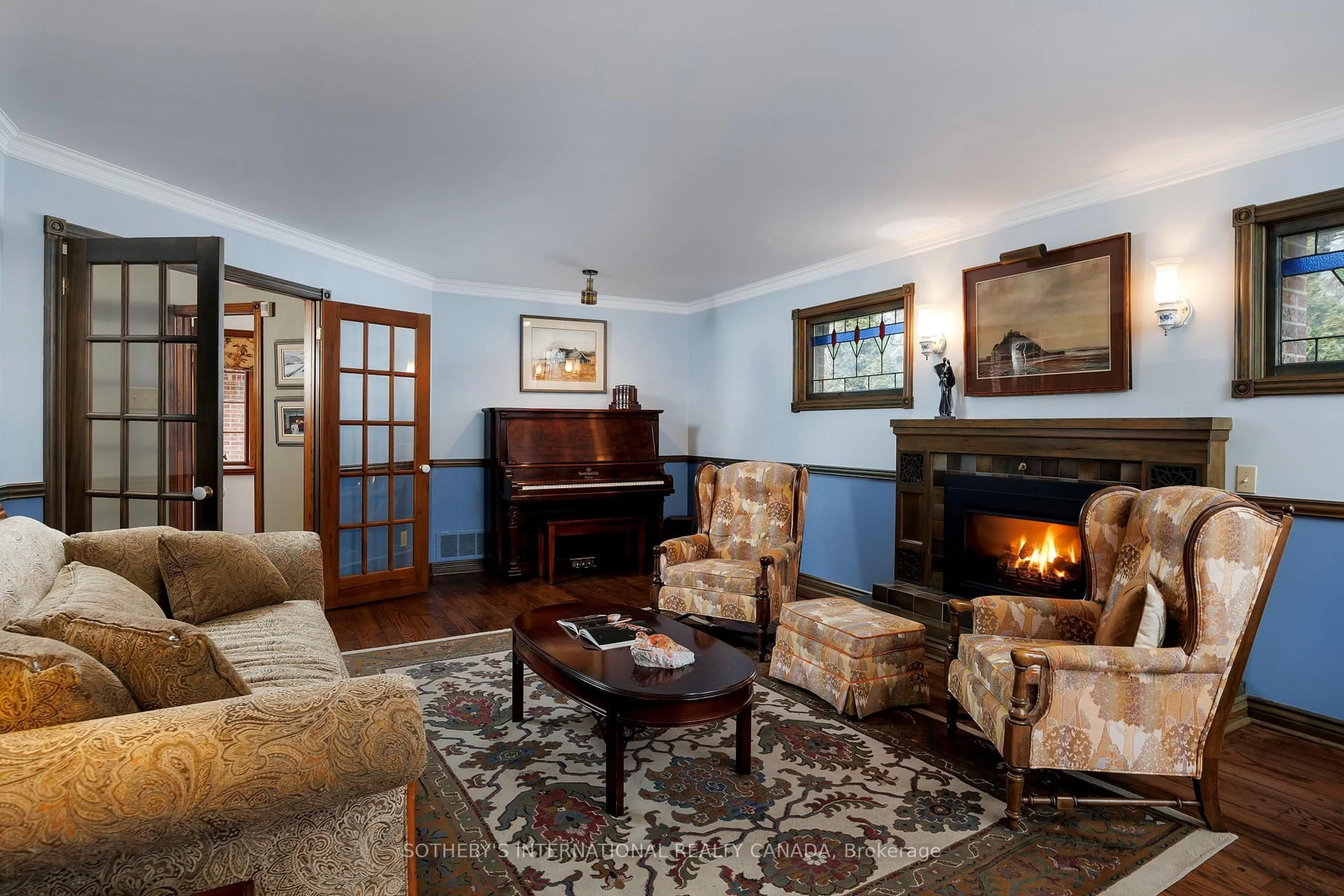 Living room with furniture, unknown for 4207 Bridlepath Tr, Mississauga Ontario L5L 3K3