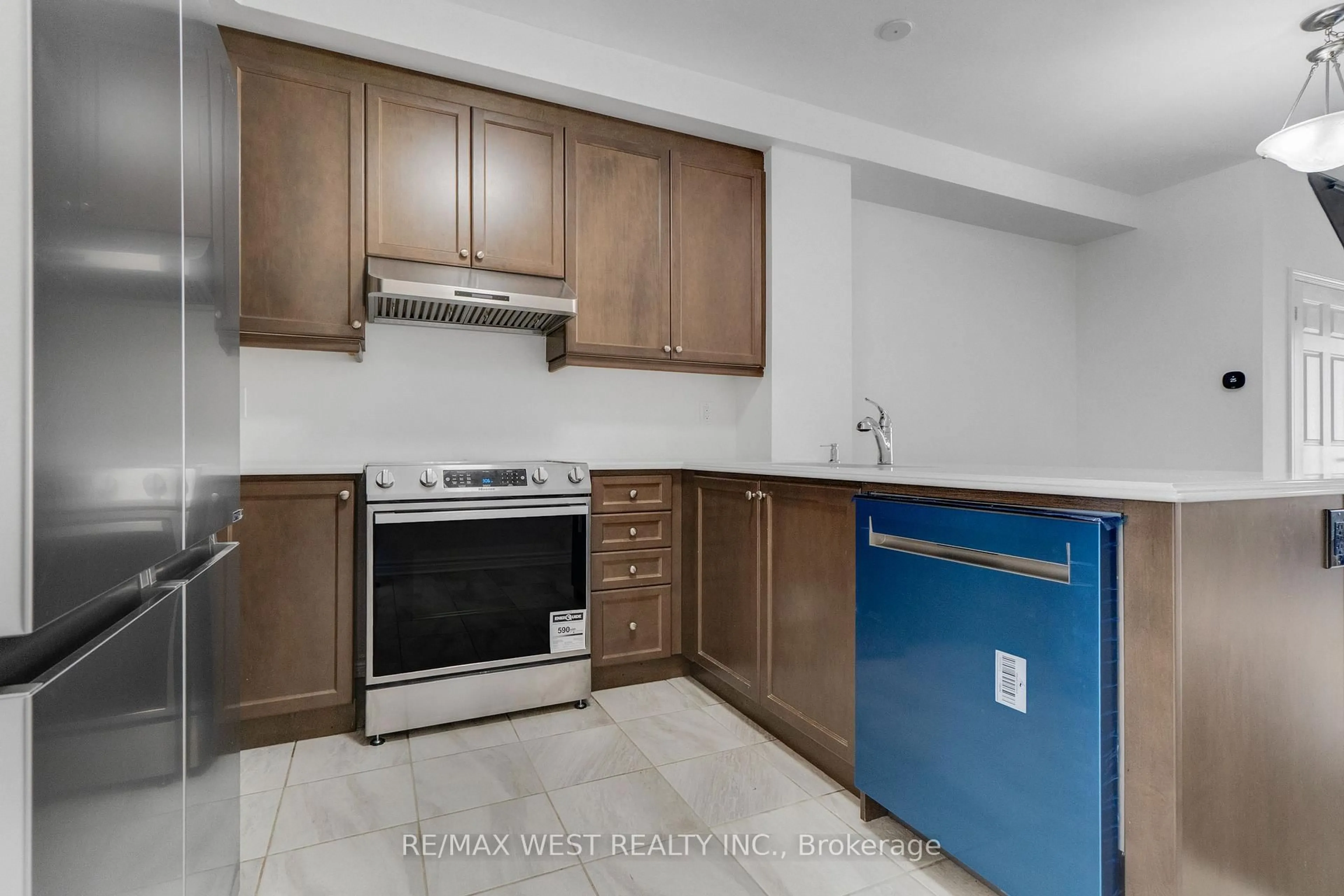 Standard kitchen, ceramic/tile floor for 23 Circus Cres, Brampton Ontario L7A 0H1