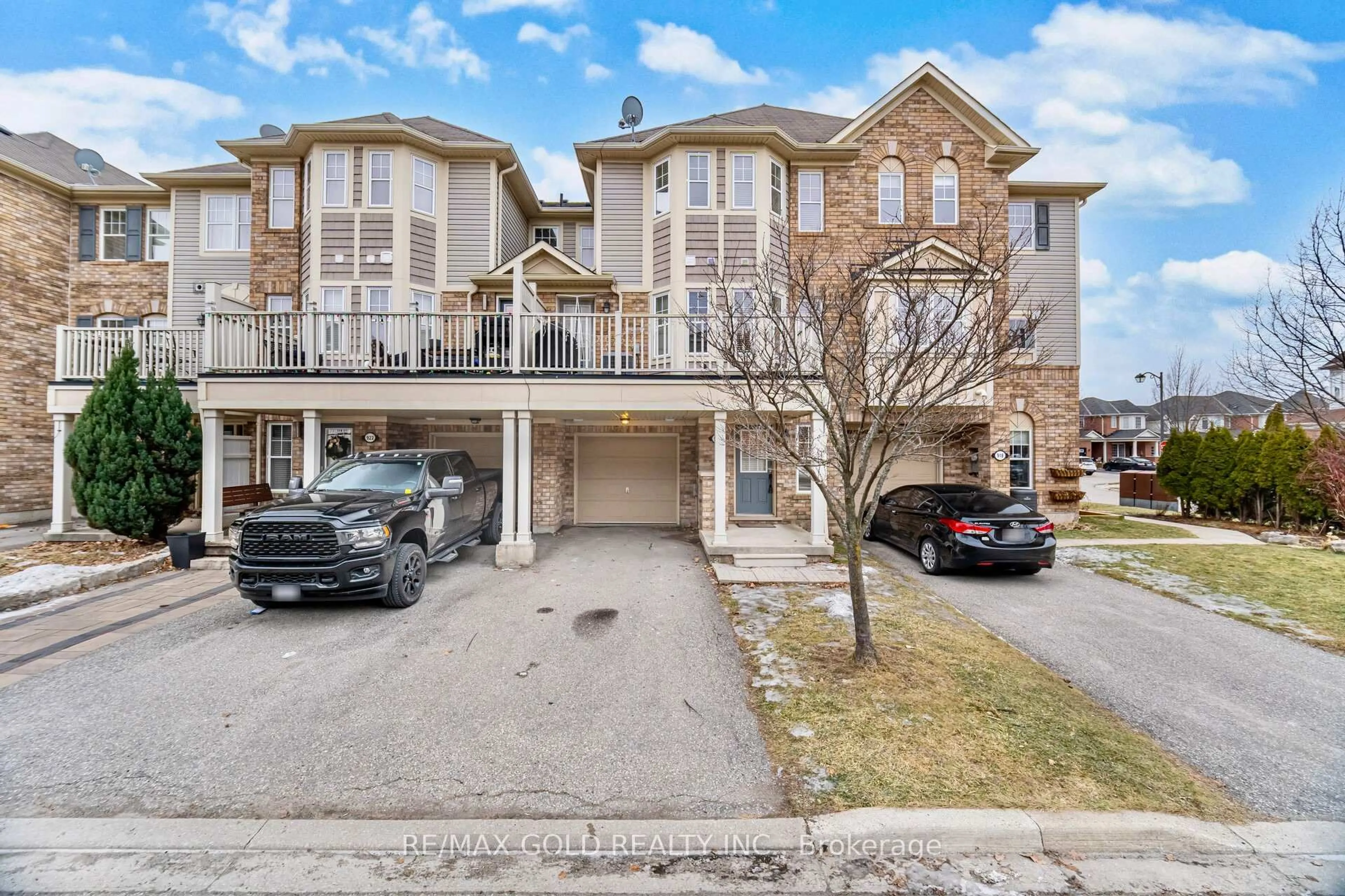 A pic from outside/outdoor area/front of a property/back of a property/a pic from drone, street for 920 Sprague Pl, Milton Ontario L9T 0K7