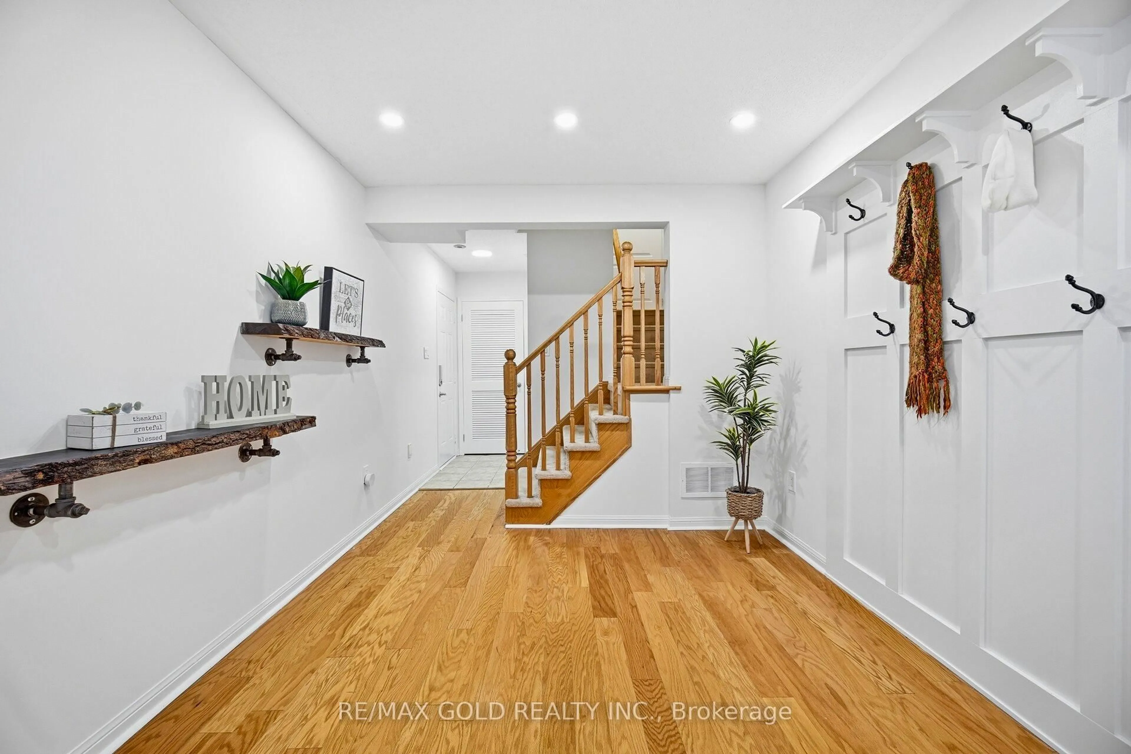 Indoor entryway for 920 Sprague Pl, Milton Ontario L9T 0K7