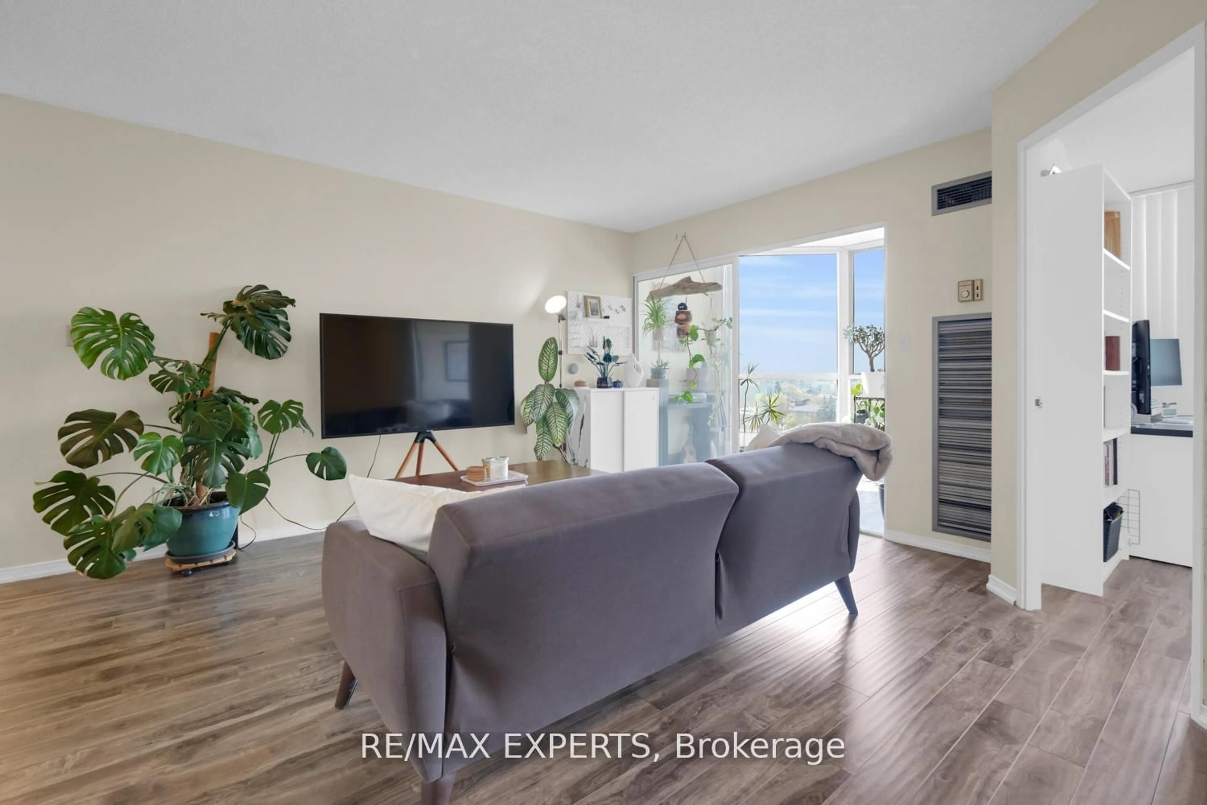 Living room with furniture, wood/laminate floor for 145 Hillcrest Ave #502, Mississauga Ontario L5B 3Z1