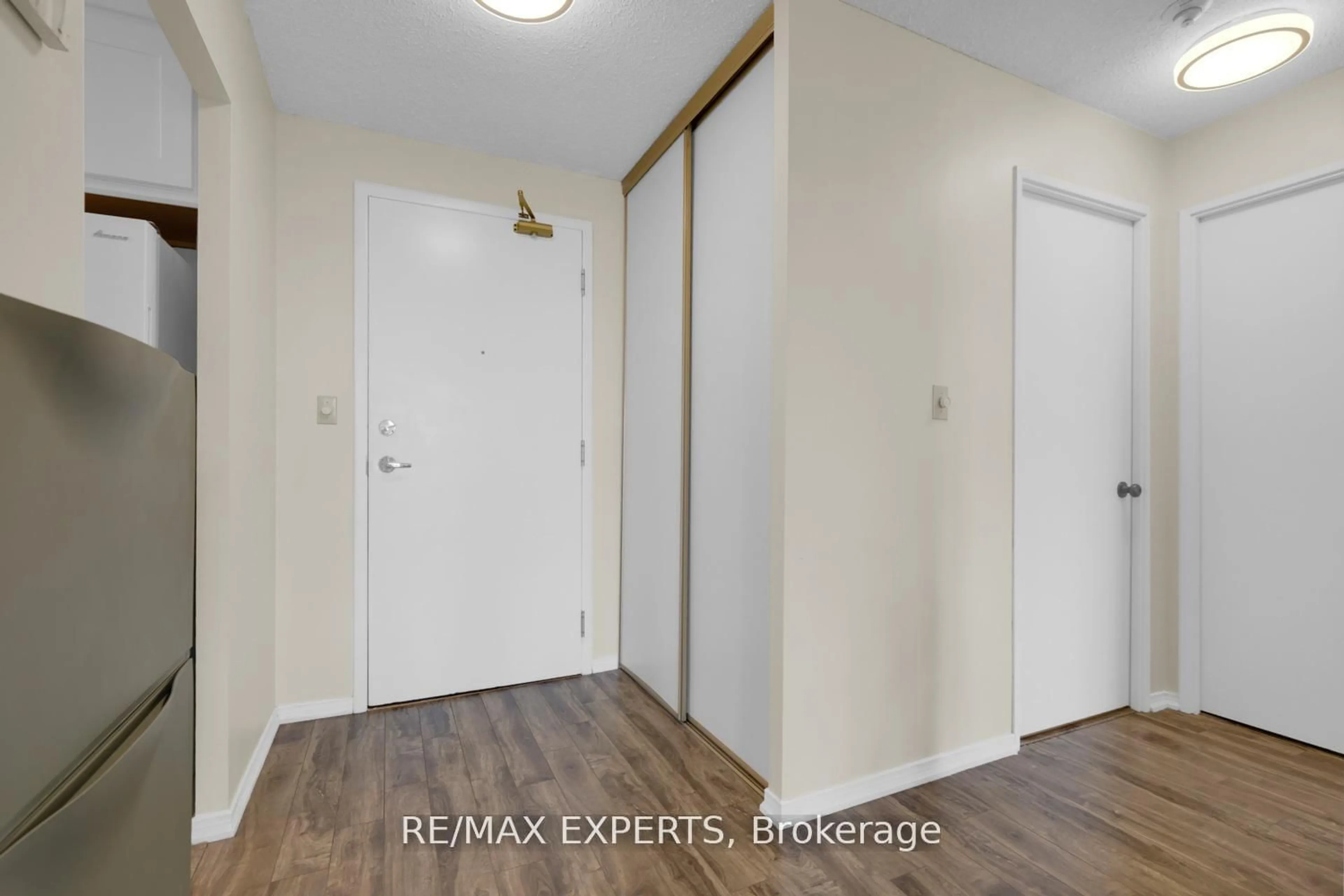 Indoor entryway for 145 Hillcrest Ave #502, Mississauga Ontario L5B 3Z1