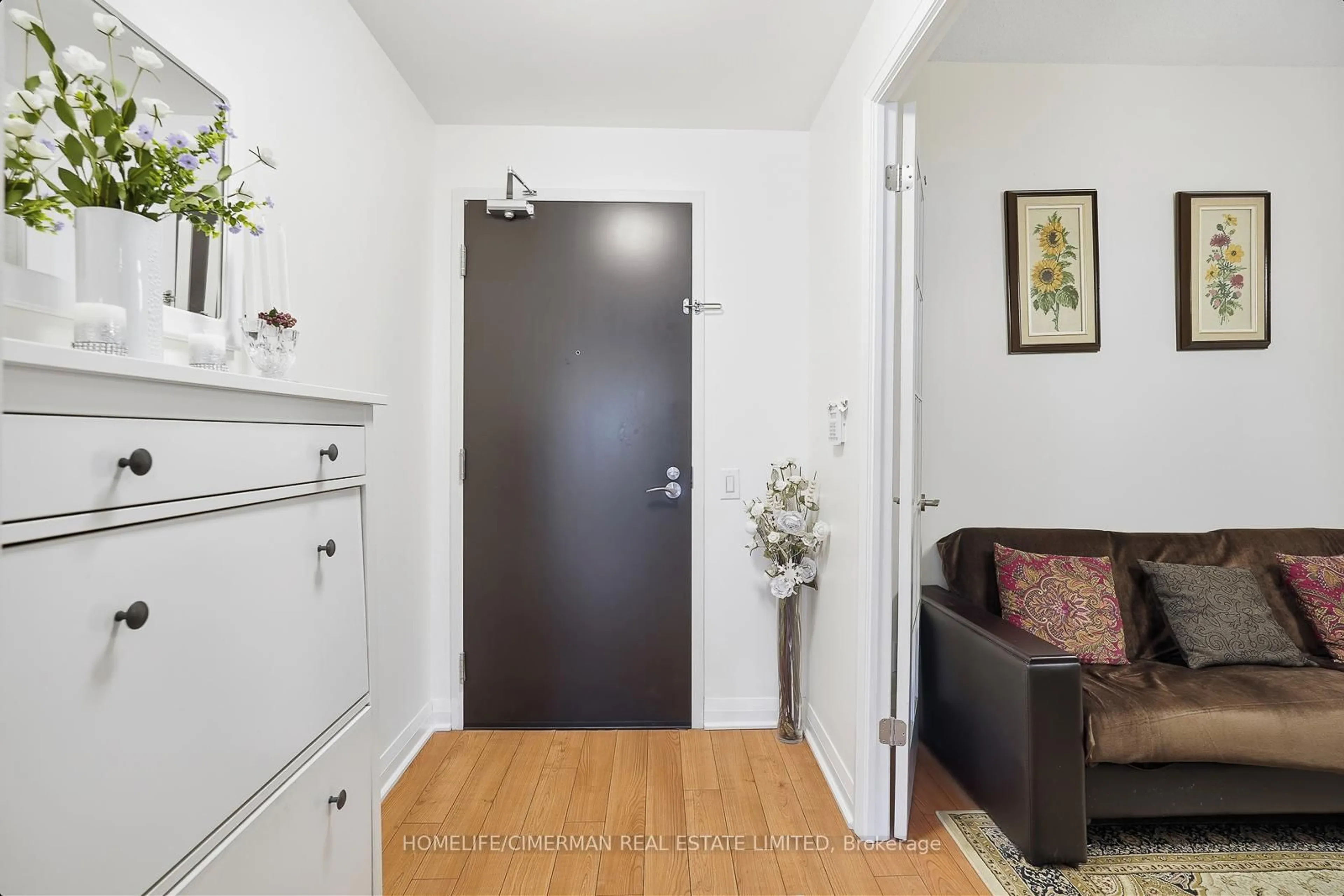 Indoor entryway for 1 Valhalla Inn Rd #2006, Toronto Ontario M9B 1S9