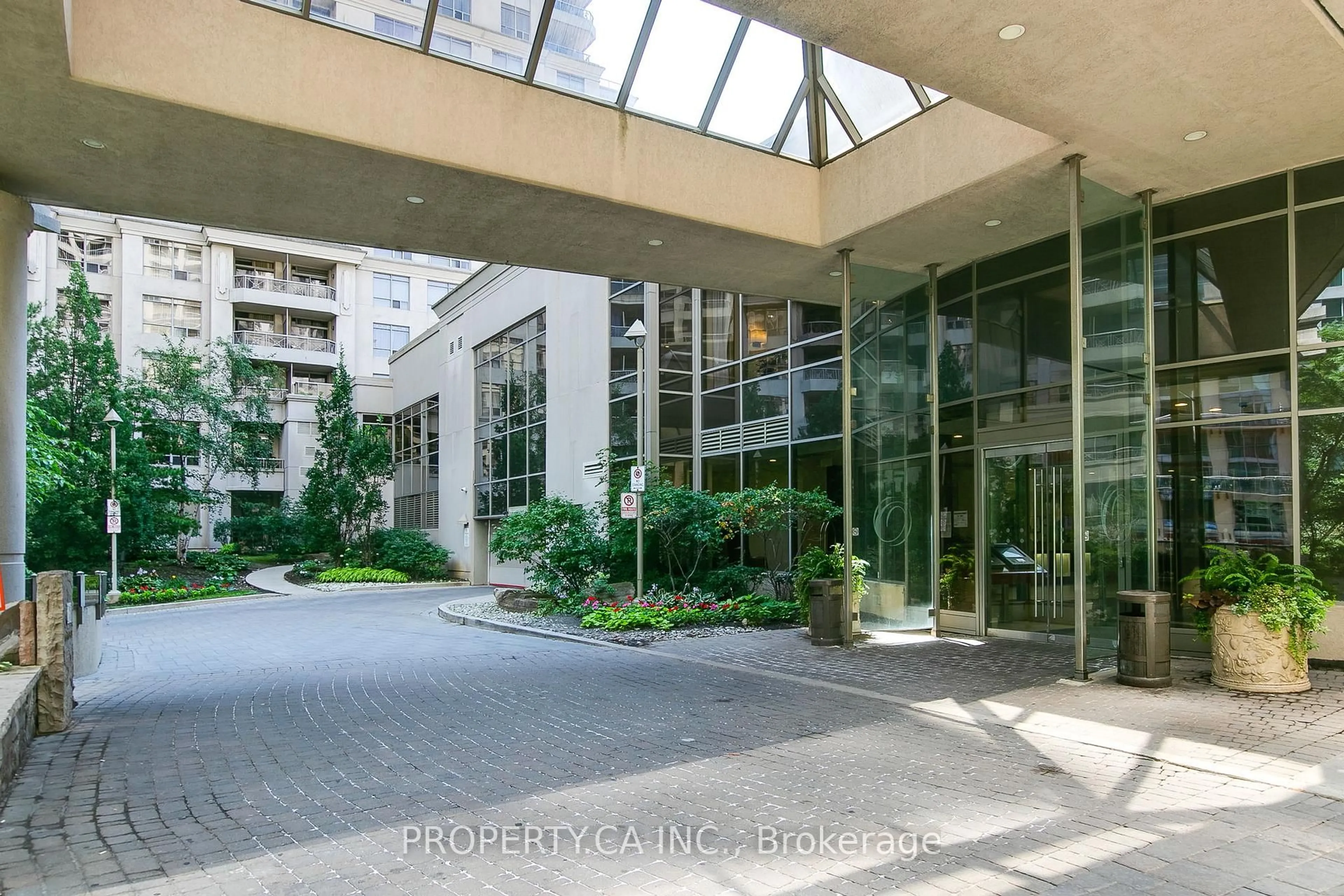 Indoor foyer for 3880 Duke Of York Blvd #2804, Mississauga Ontario L5B 4M7