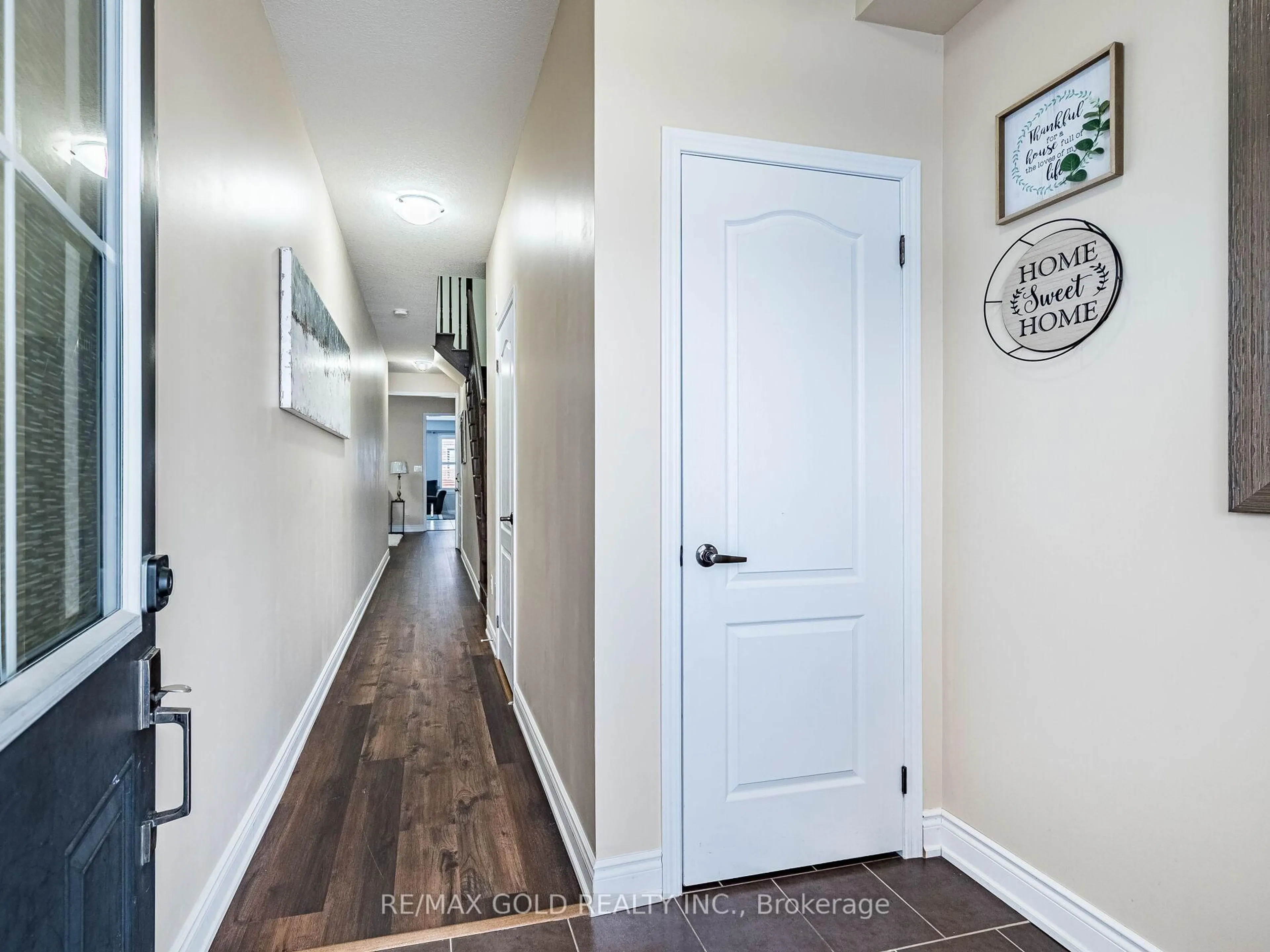 Indoor entryway for 28 Banas Way, Brampton Ontario L7A 4K8