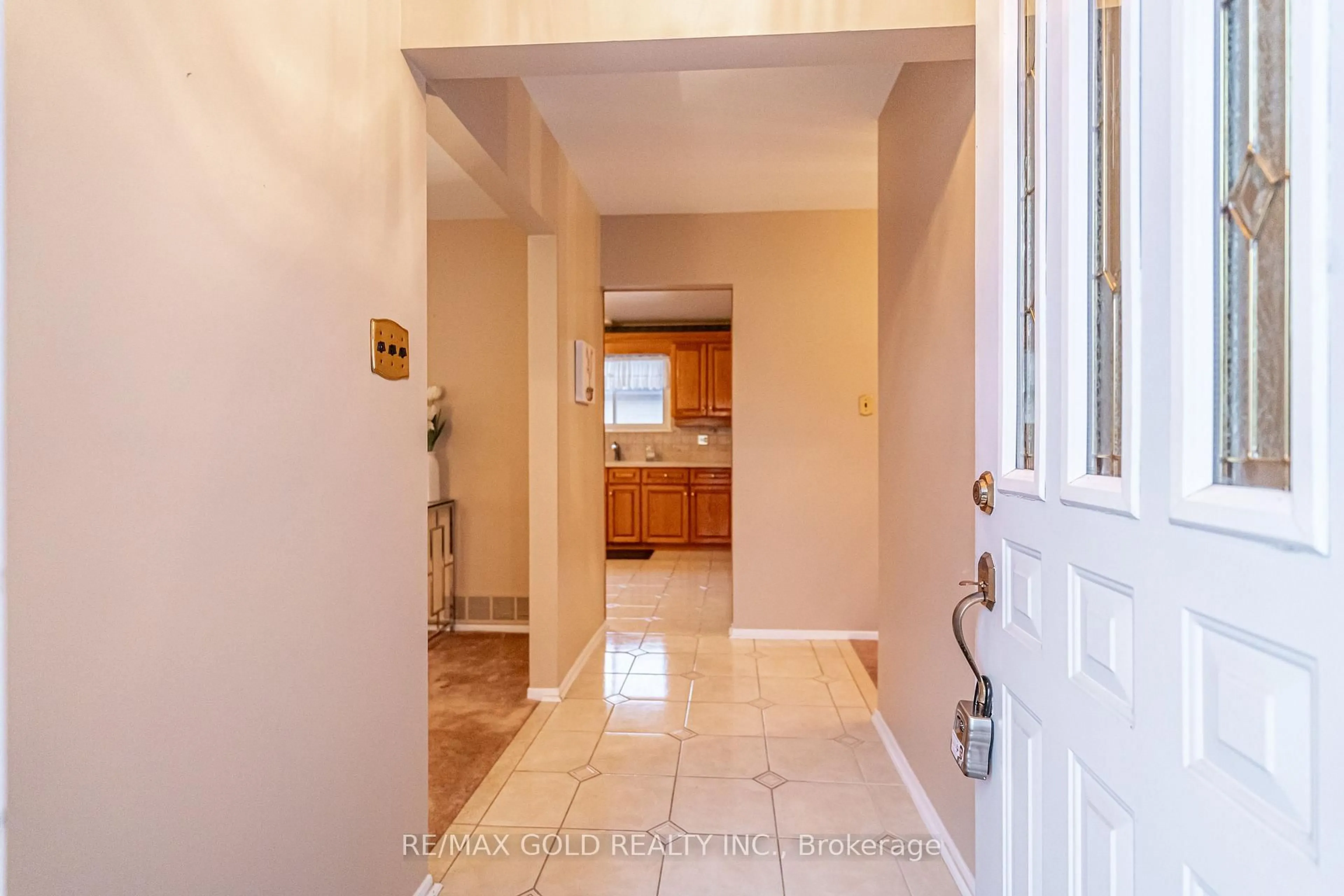 Indoor entryway for 45 Belmont Dr, Brampton Ontario L6T 2K5