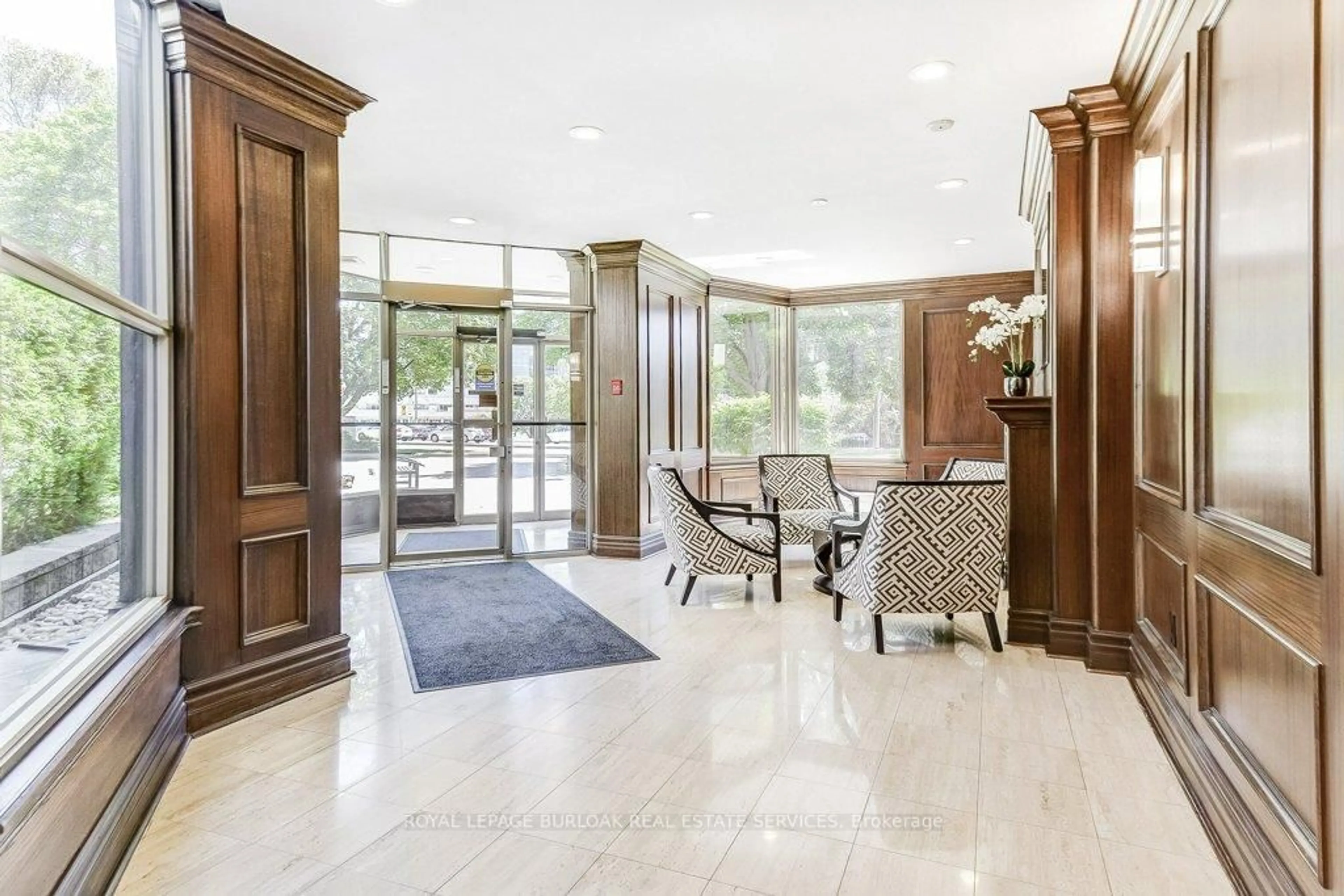 Indoor foyer for 1201 North Shore Blvd #706, Burlington Ontario L7S 1Z5