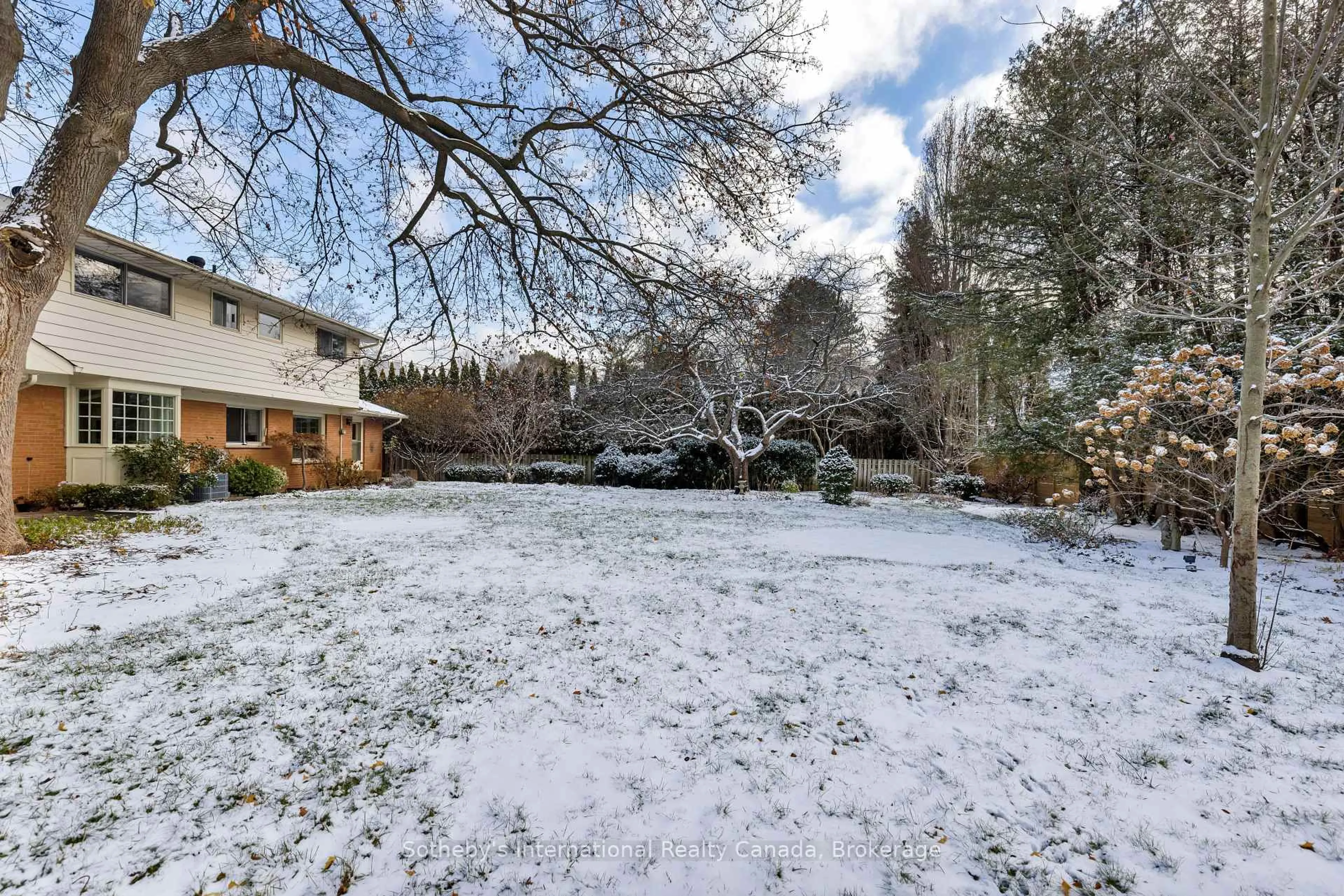 A pic from outside/outdoor area/front of a property/back of a property/a pic from drone, unknown for 174 Claxton Dr, Oakville Ontario L6J 4N9