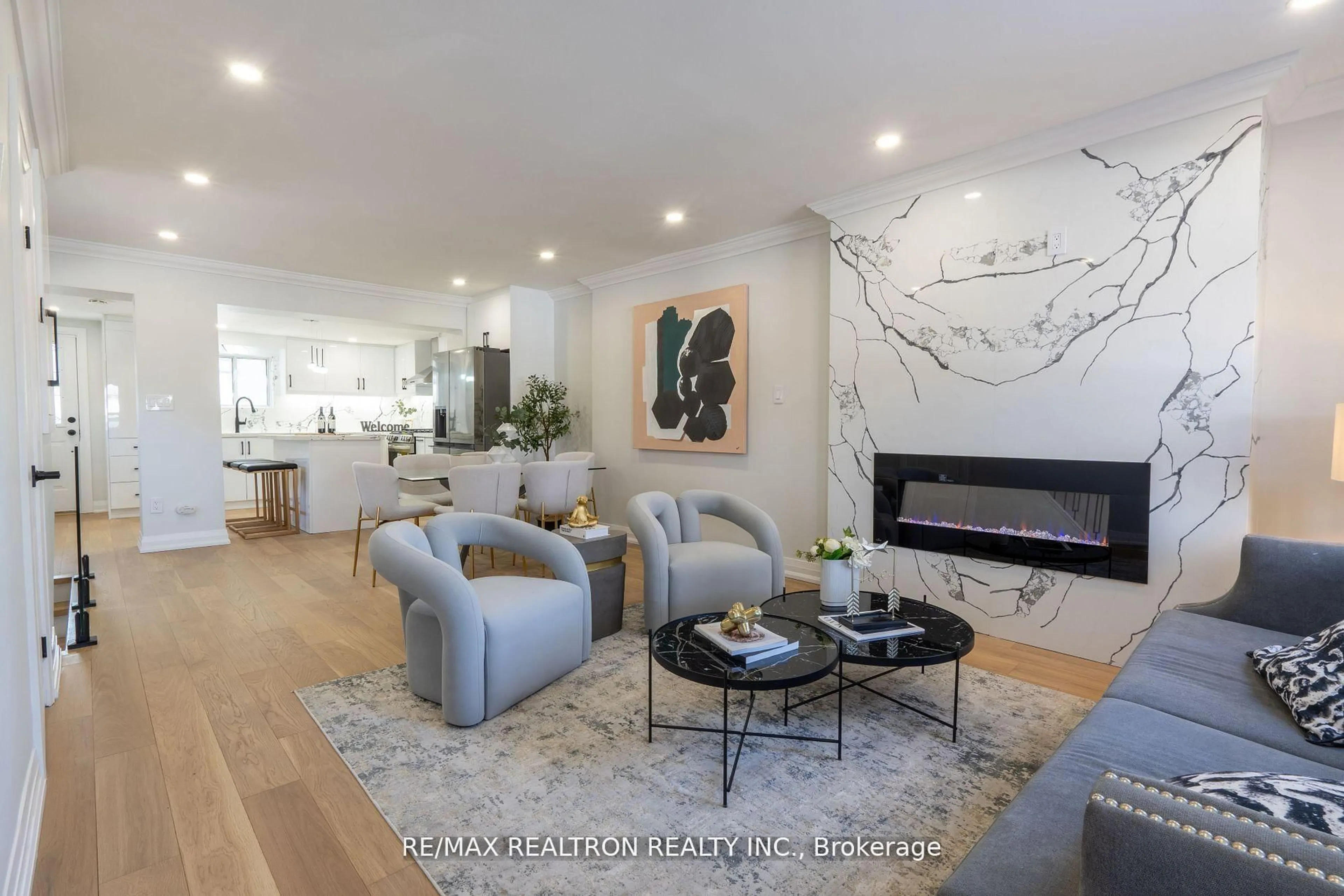 Living room with furniture, unknown for 77 Hatherley Rd, Toronto Ontario M6E 1V8