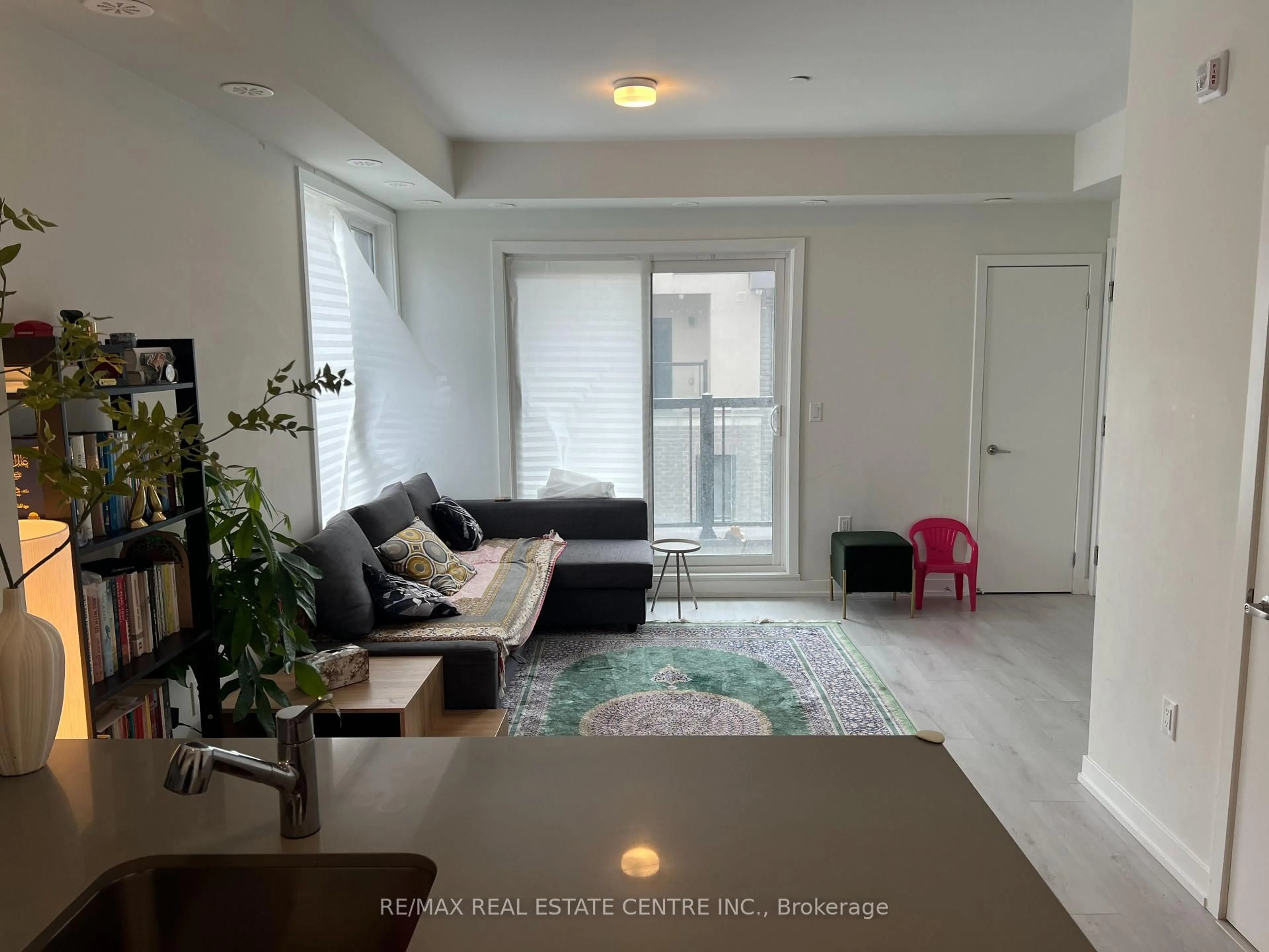 Living room with furniture, unknown for 3405 Ridgeway Dr #1, Mississauga Ontario L5L 0B9