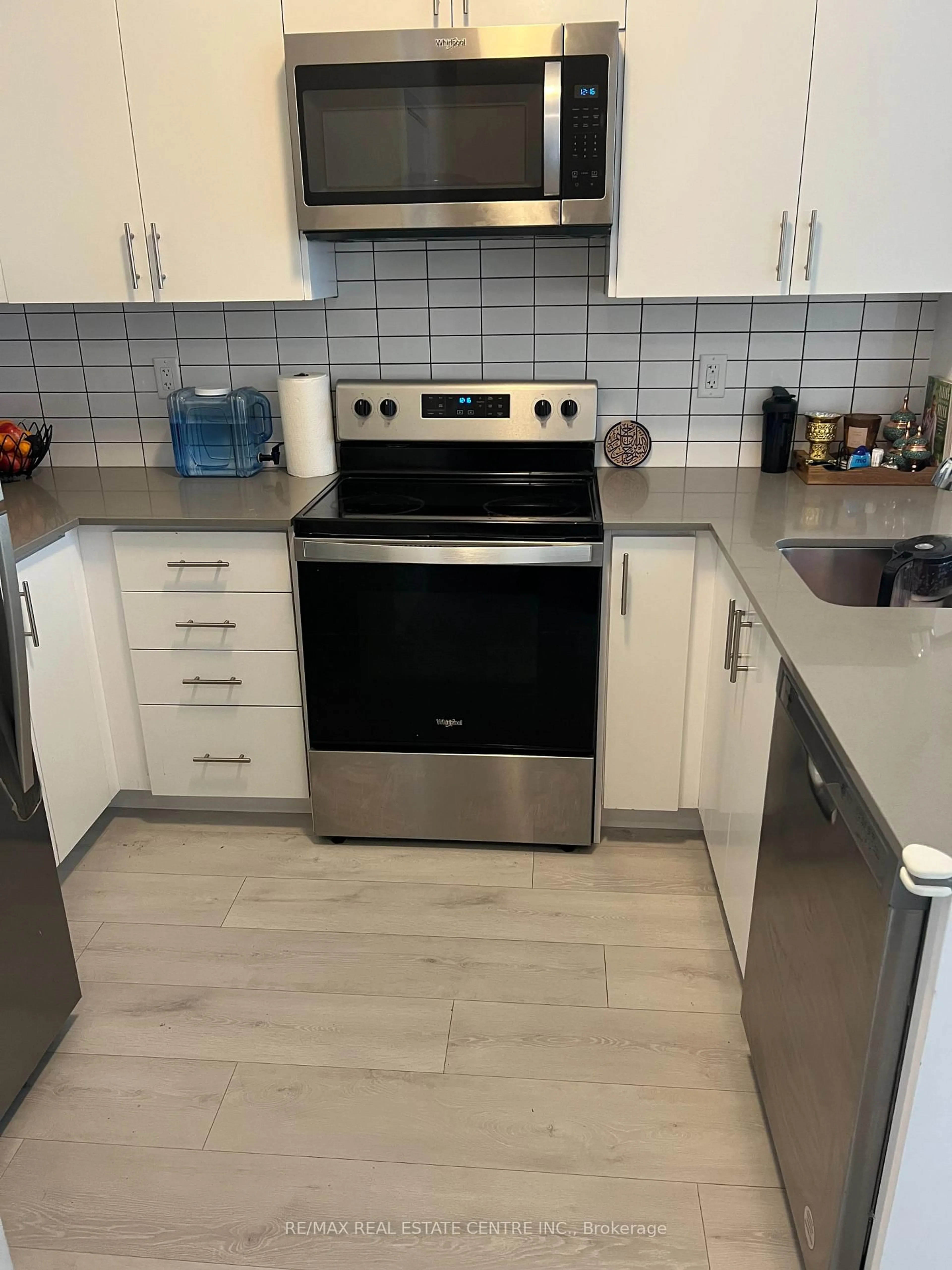 Standard kitchen, ceramic/tile floor for 3405 Ridgeway Dr #1, Mississauga Ontario L5L 0B9
