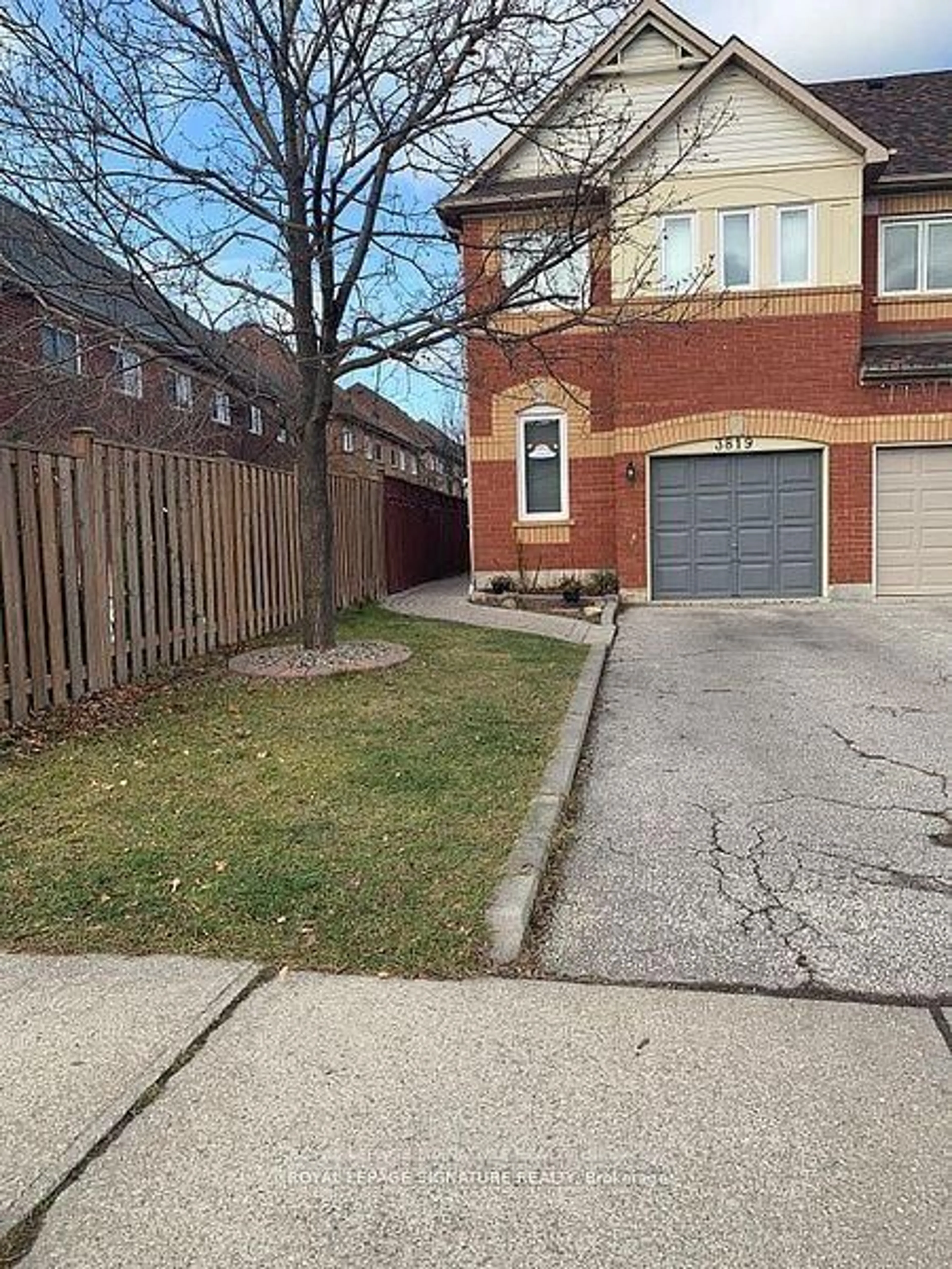 A pic from outside/outdoor area/front of a property/back of a property/a pic from drone, street for 3819 Allcroft Rd, Mississauga Ontario L5N 7E1