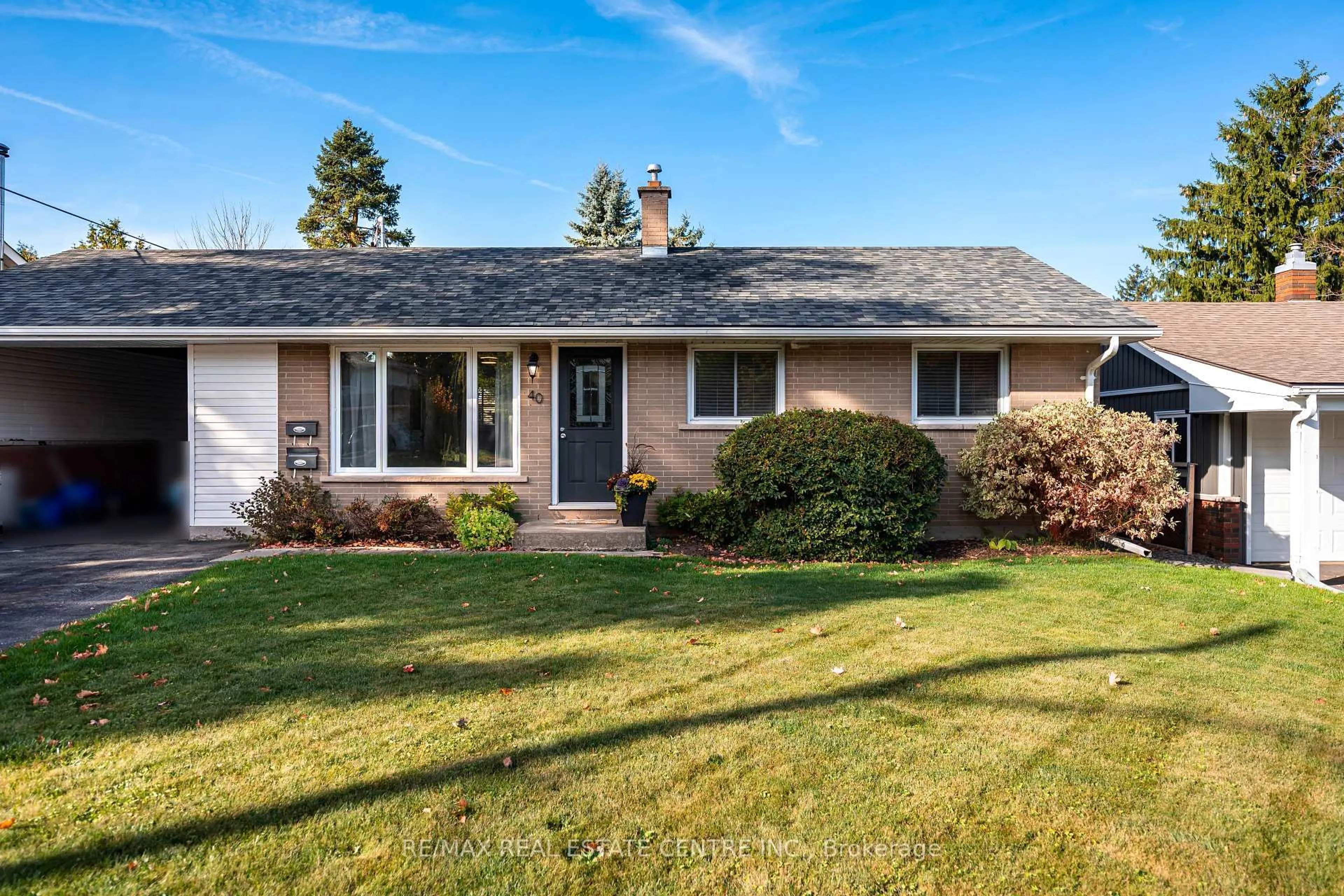 Home with vinyl exterior material, street for 40 Centre St, Orangeville Ontario L9W 2X2