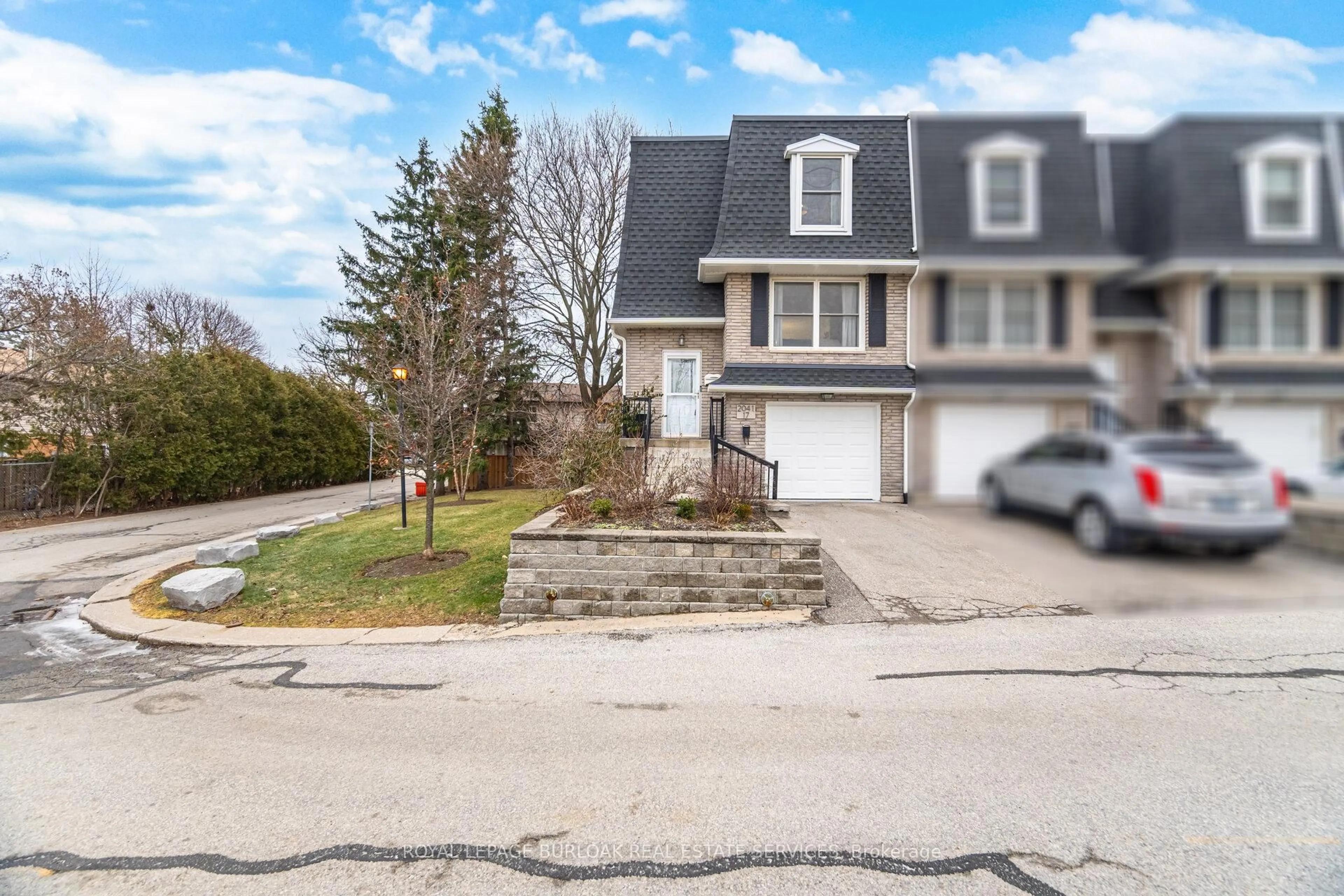 A pic from outside/outdoor area/front of a property/back of a property/a pic from drone, street for 2041 Amherst Heights Crt #17, Burlington Ontario L7P 3R2