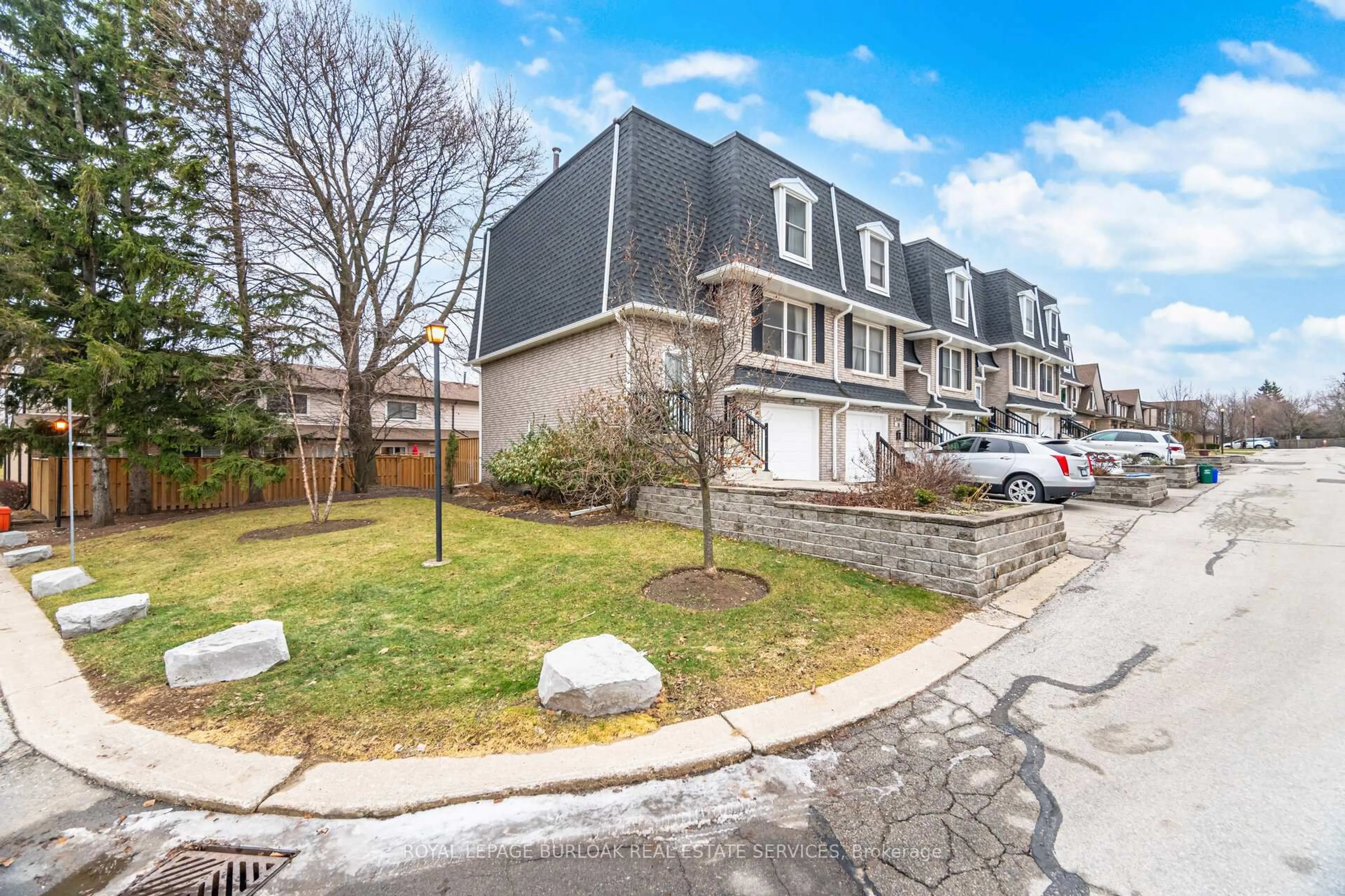 A pic from outside/outdoor area/front of a property/back of a property/a pic from drone, street for 2041 Amherst Heights Crt #17, Burlington Ontario L7P 3R2