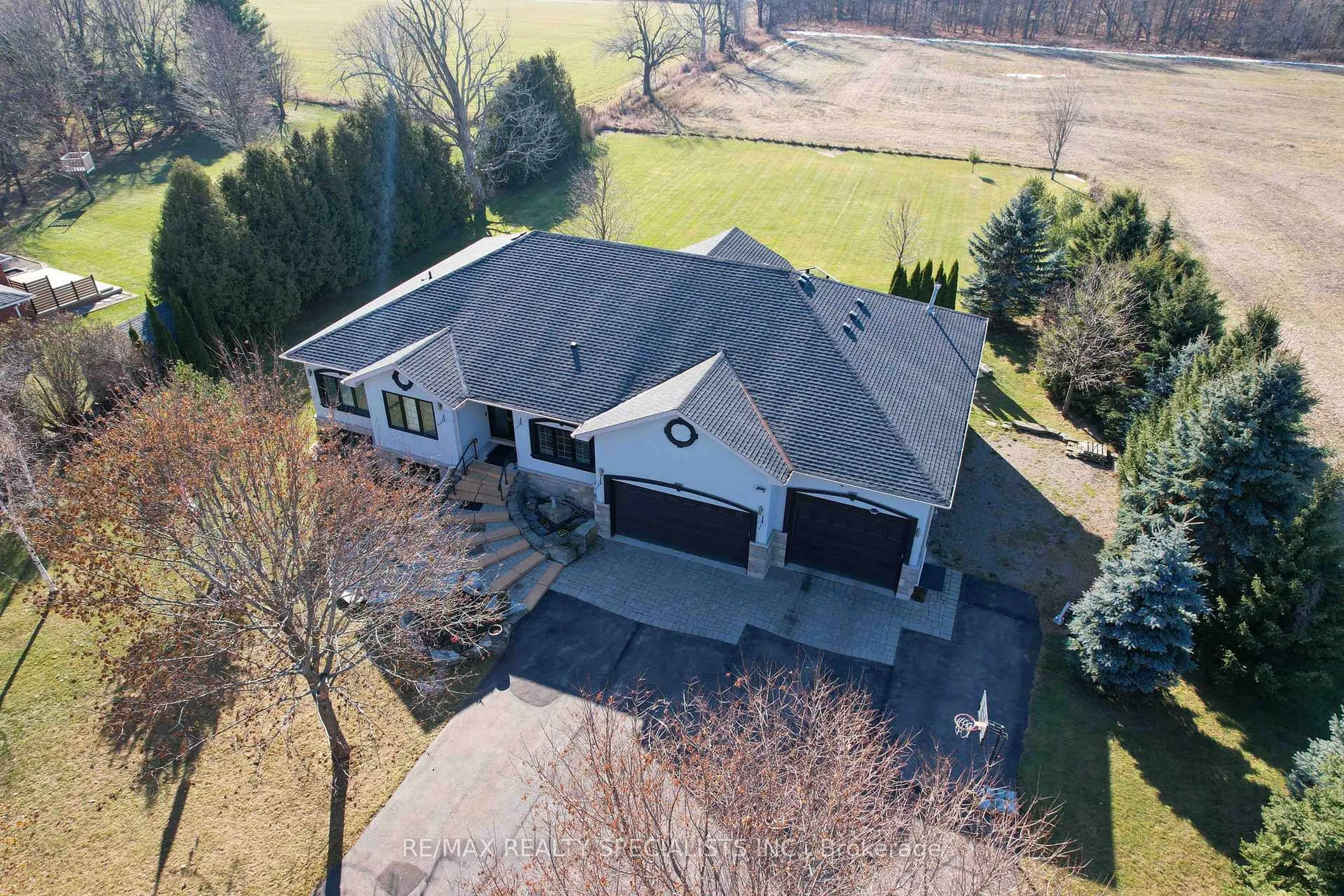 A pic from outside/outdoor area/front of a property/back of a property/a pic from drone, unknown for 18200 Mountainview Rd, Caledon Ontario L7K 2E8