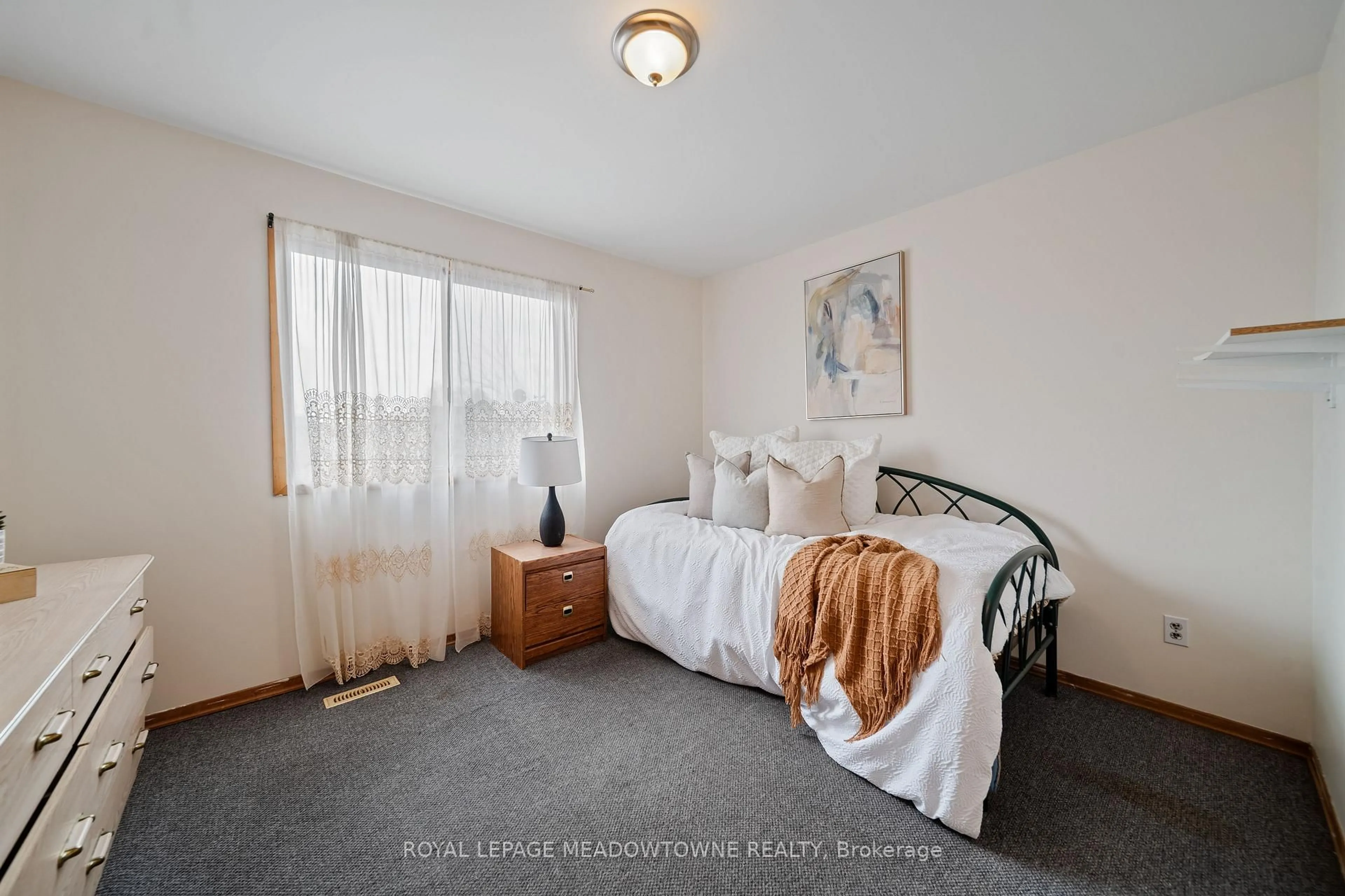Bedroom with bed, unknown for 2436 Cashmere Ave, Mississauga Ontario L5B 2M6