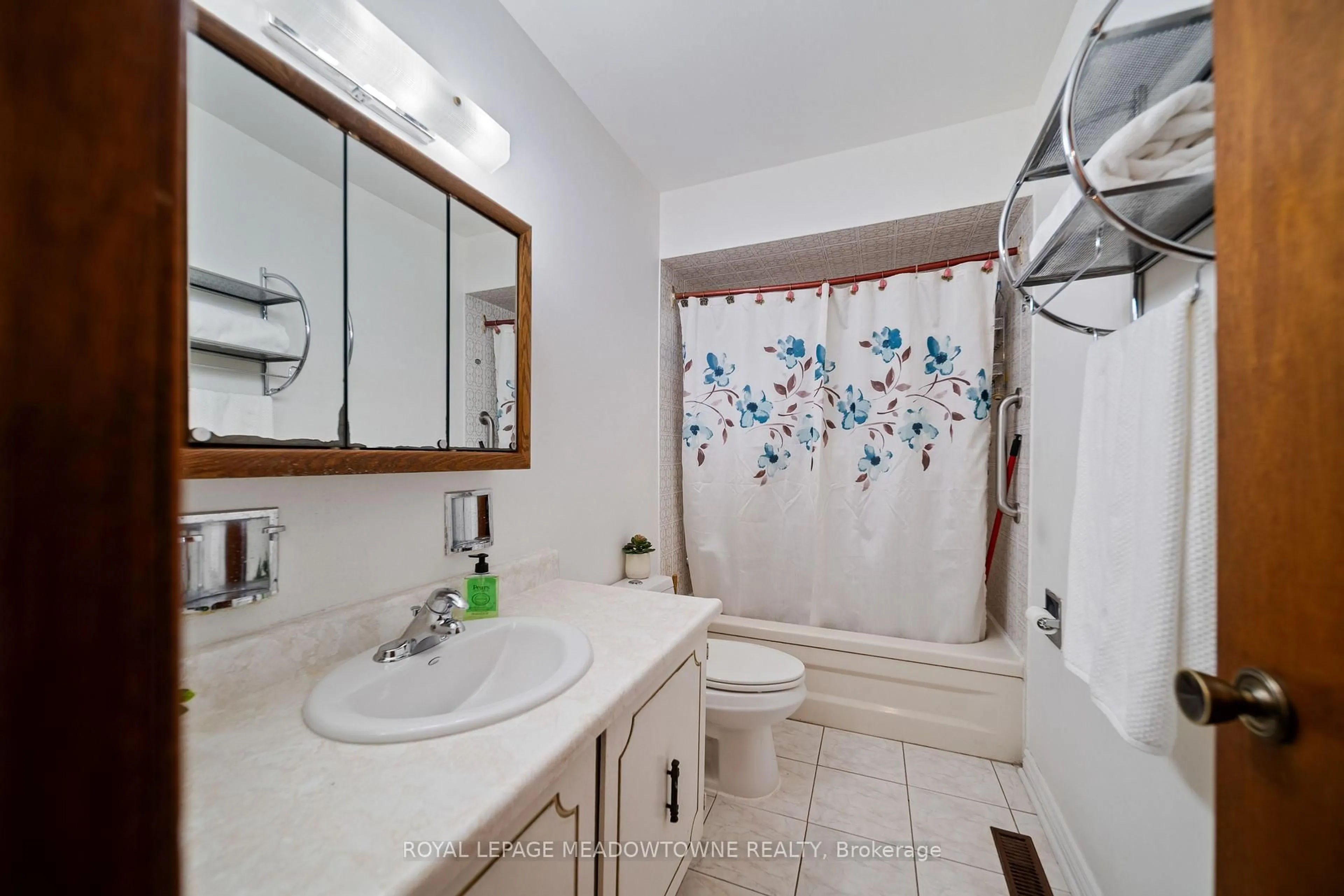 Standard bathroom, ceramic/tile floor for 2436 Cashmere Ave, Mississauga Ontario L5B 2M6