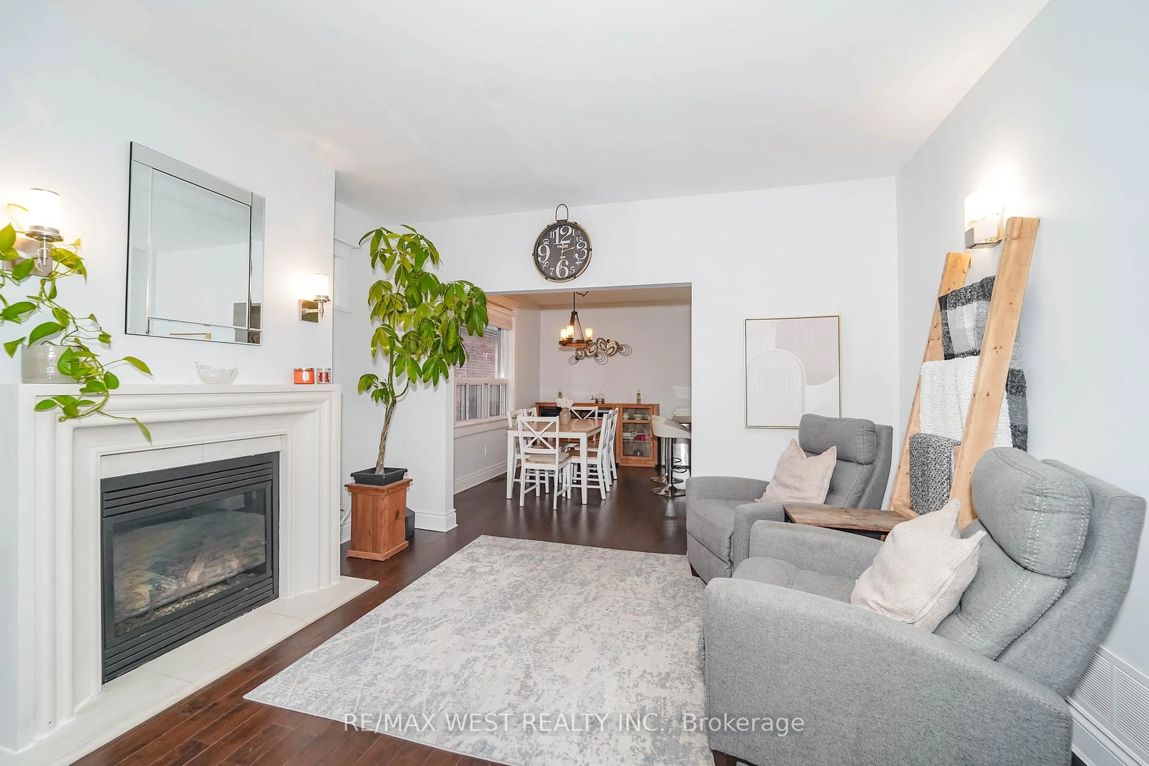 Living room with furniture, wood/laminate floor for 26 Manitoba St, Toronto Ontario M8Y 1C7