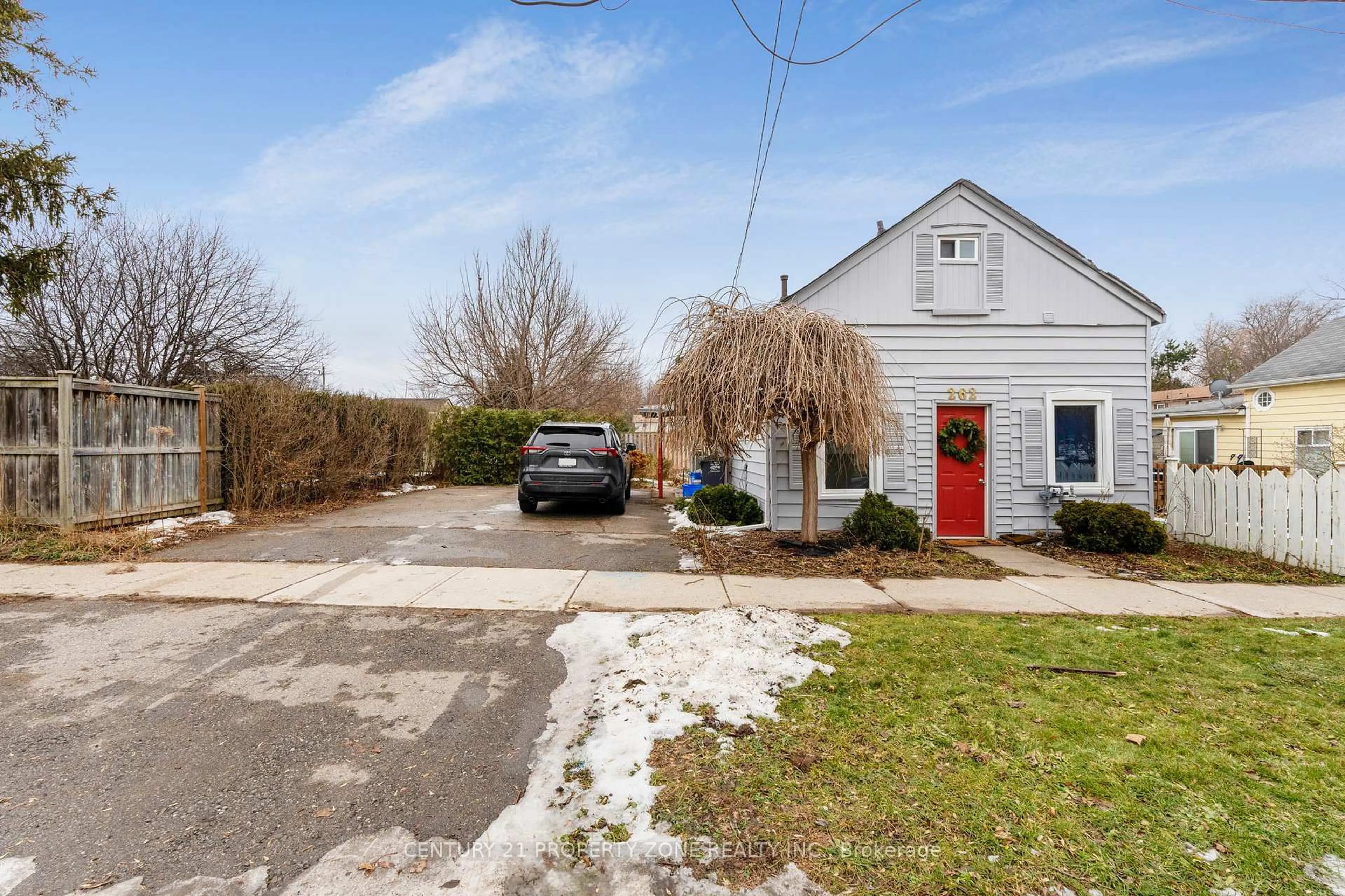 A pic from outside/outdoor area/front of a property/back of a property/a pic from drone, street for 262 Pine St, Milton Ontario L9T 1K5