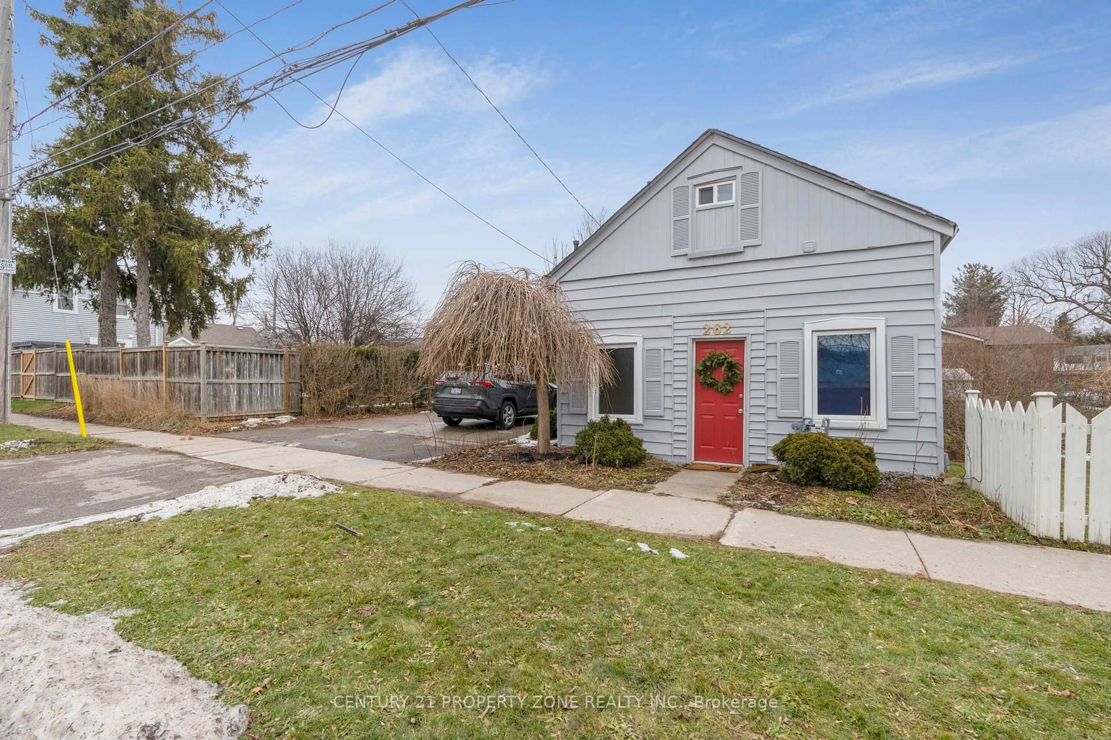 A pic from outside/outdoor area/front of a property/back of a property/a pic from drone, street for 262 Pine St, Milton Ontario L9T 1K5