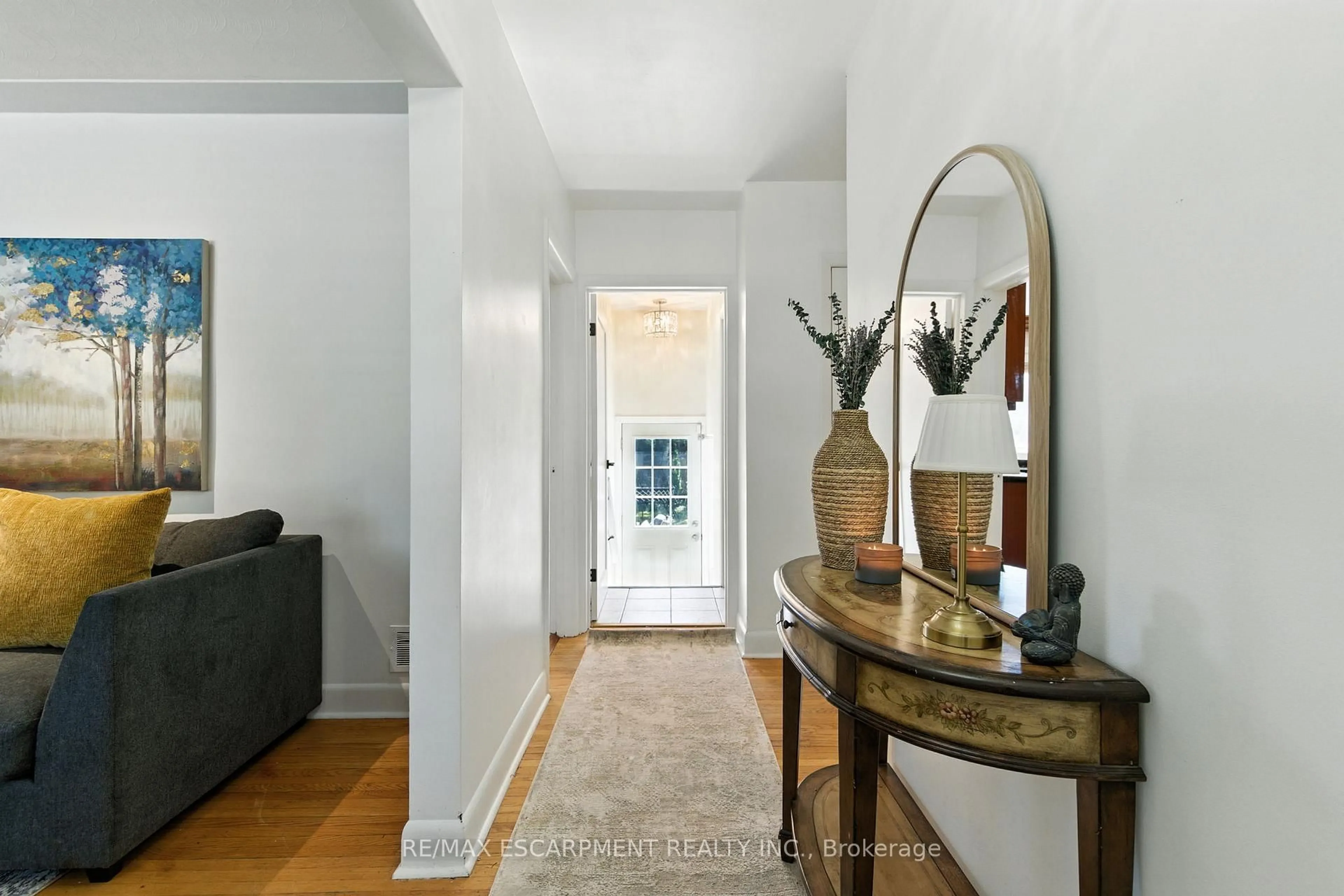 Indoor entryway for 2224 Ghent Ave, Burlington Ontario L7R 1Y7