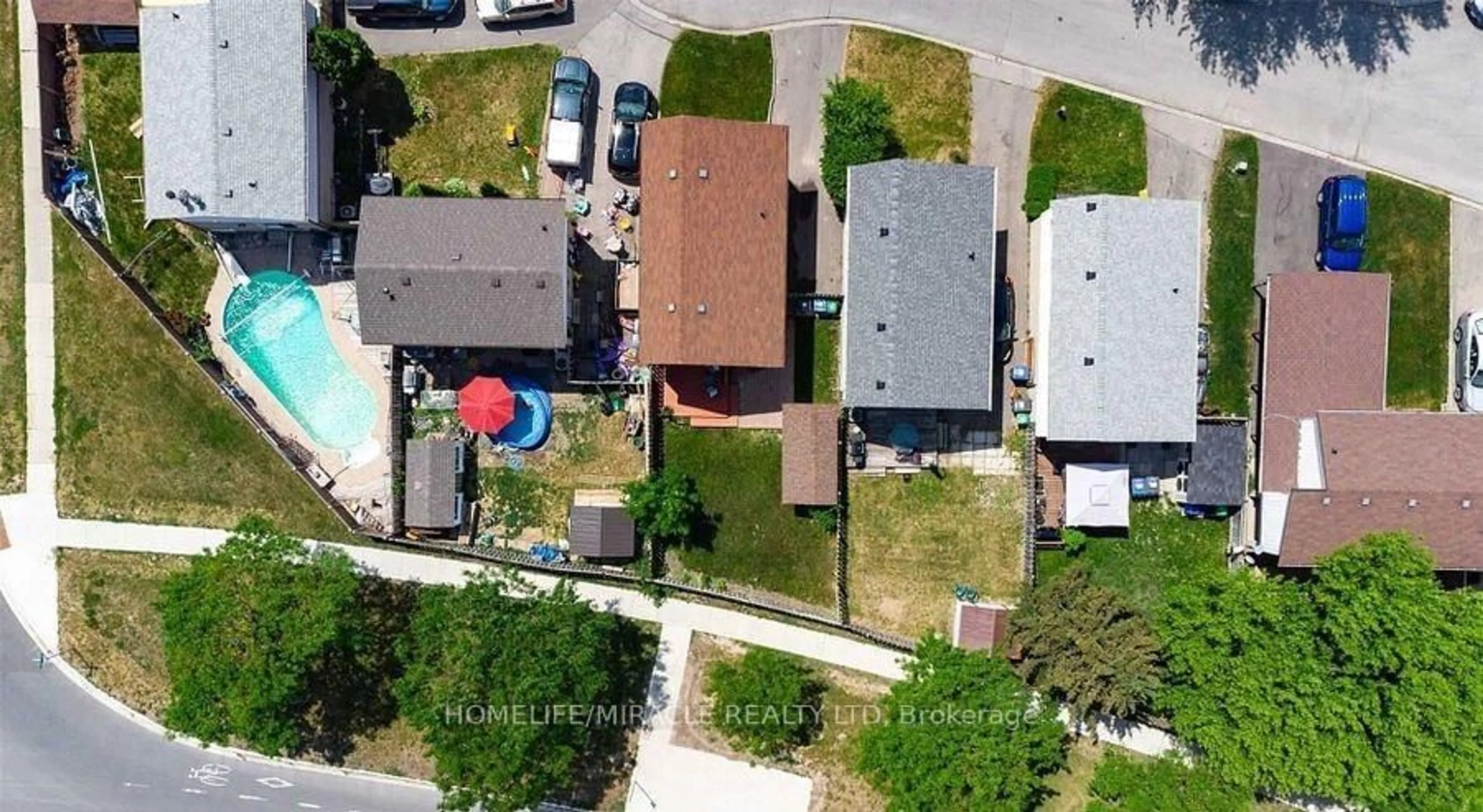 A pic from outside/outdoor area/front of a property/back of a property/a pic from drone, street for 12 Huckleberry Sq, Brampton Ontario L6S 1Y2
