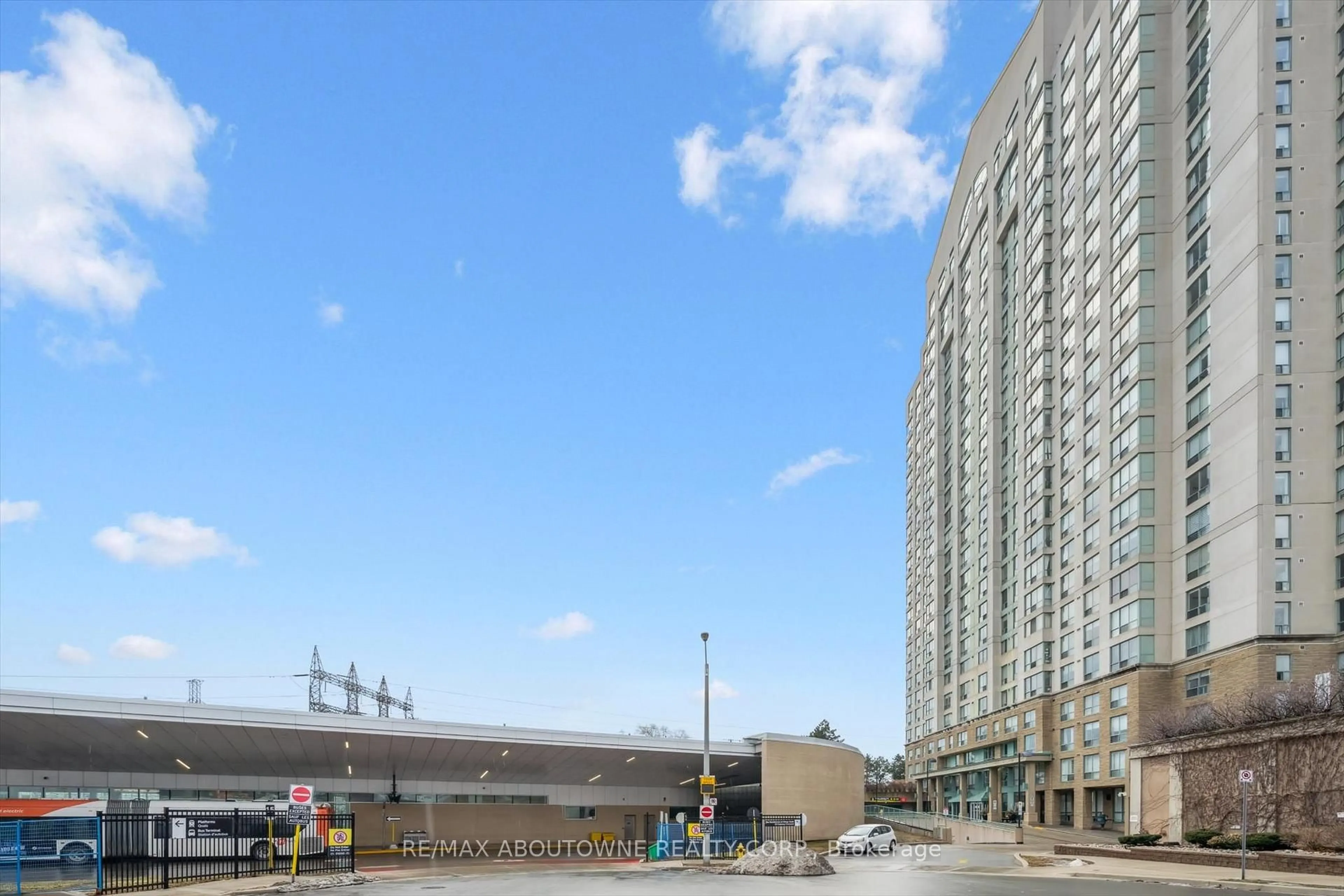 Patio, building for 101 Subway Cres #1709, Toronto Ontario M9B 6K4