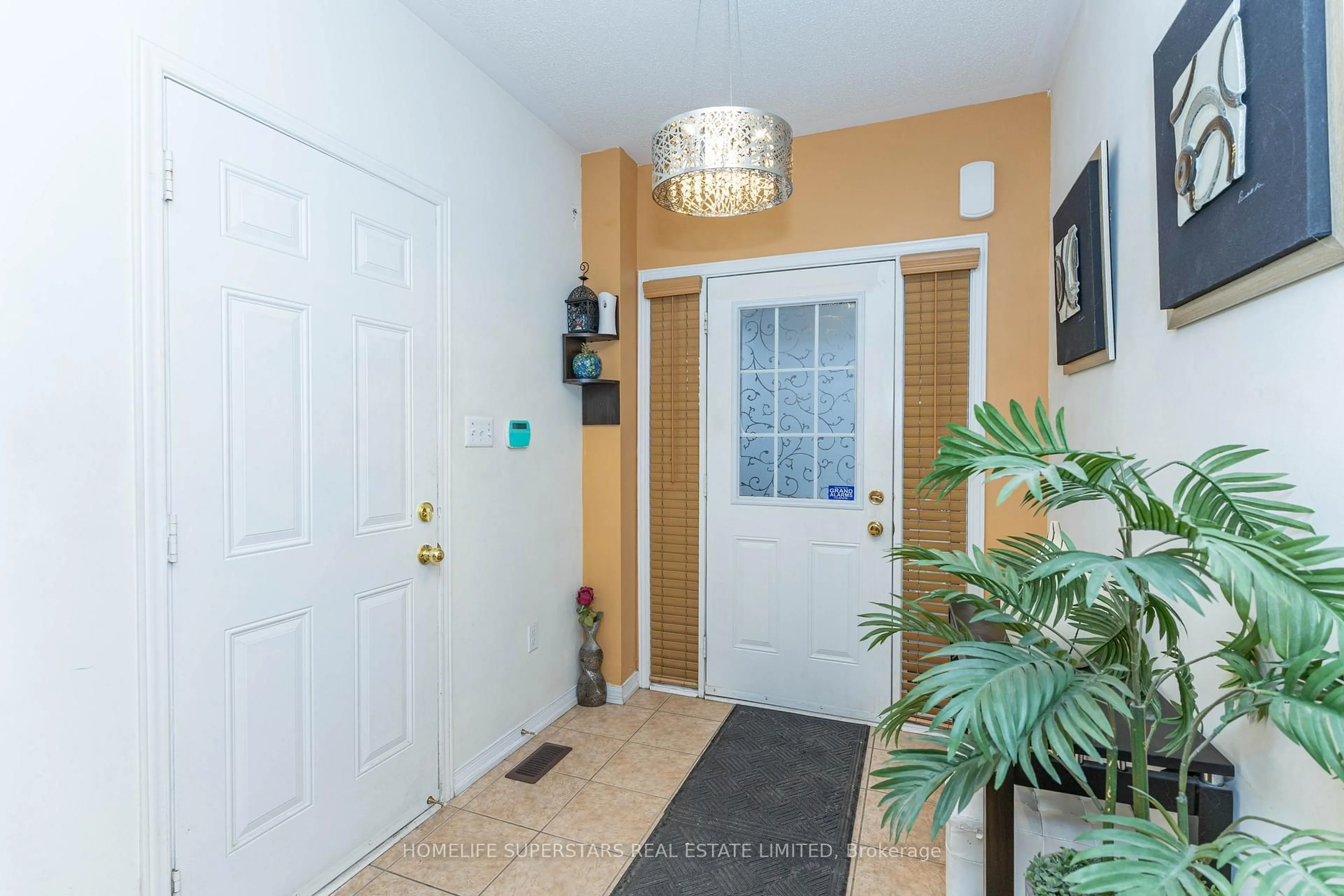 Indoor entryway for 96 Delport Clse, Brampton Ontario L6P 3T1