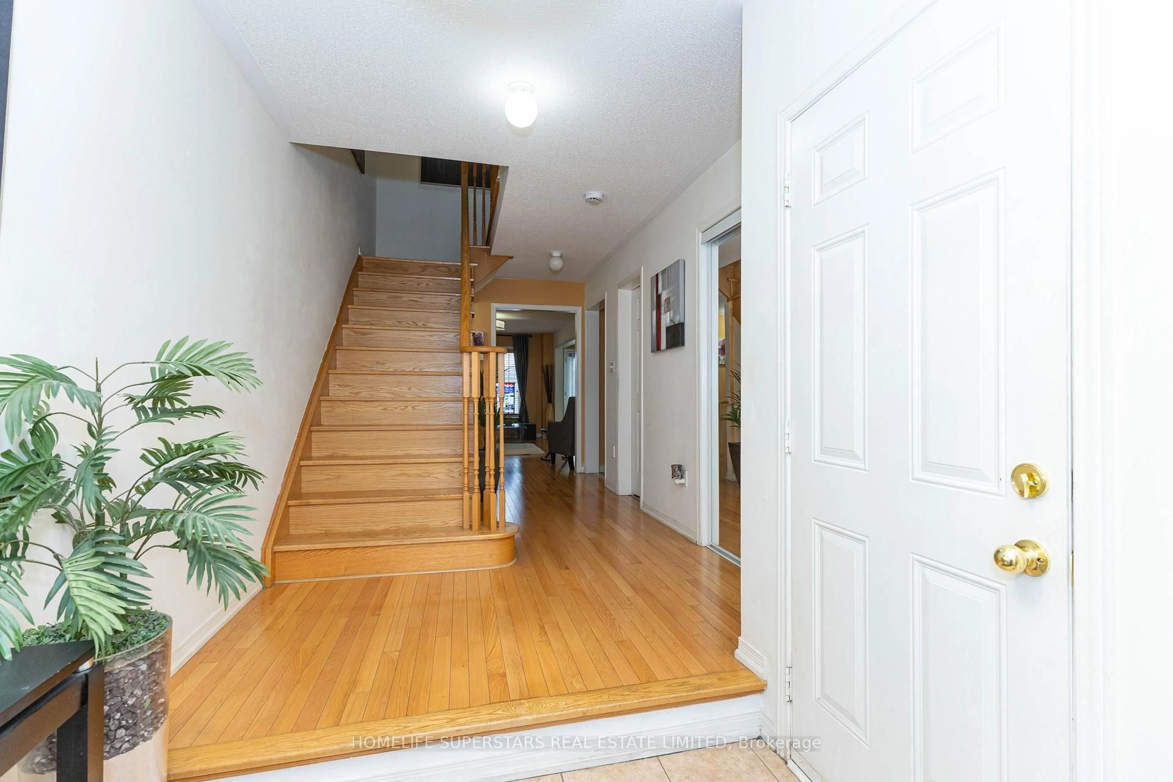 Indoor foyer for 96 Delport Clse, Brampton Ontario L6P 3T1