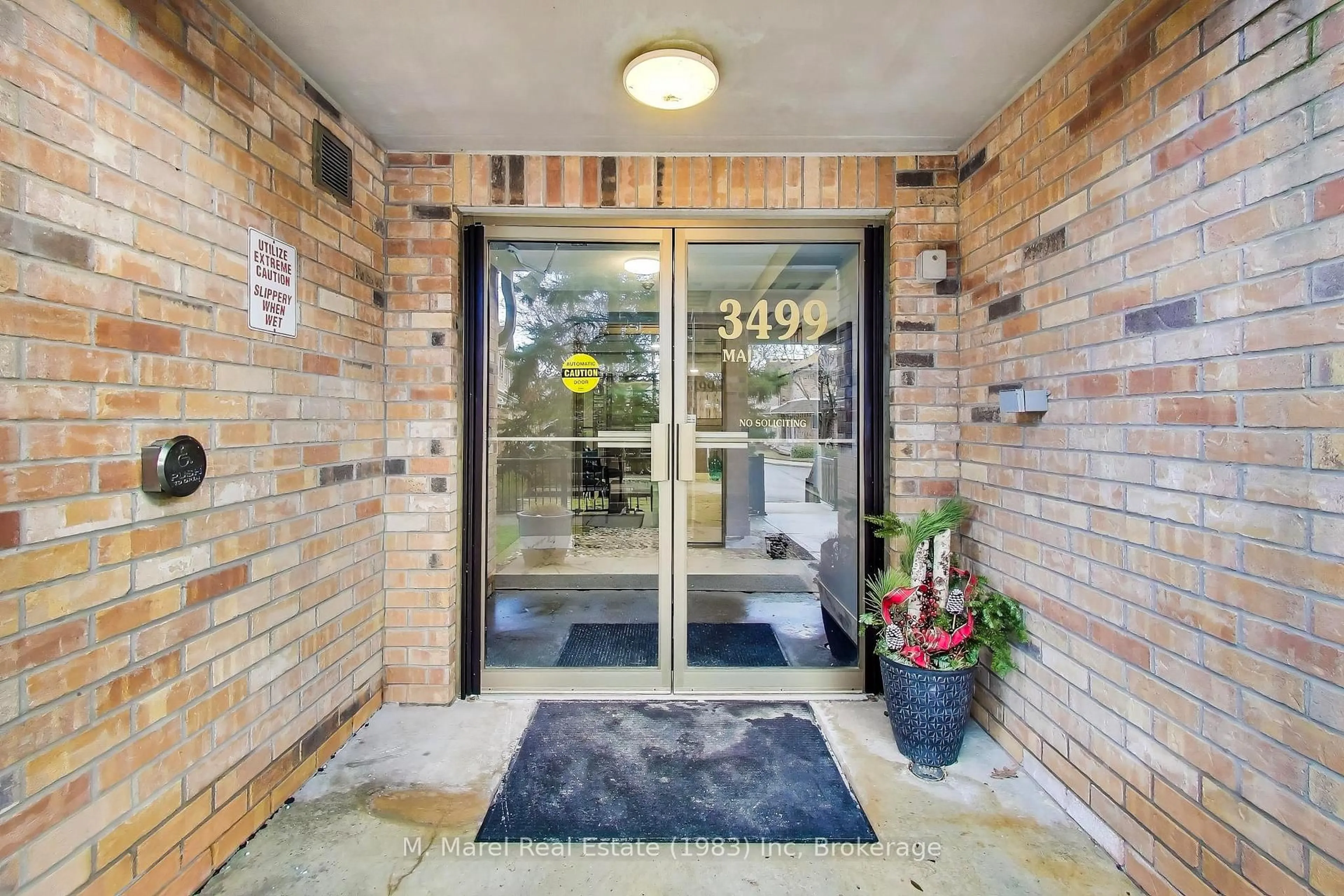 Indoor foyer for 3499 Upper Middle Rd #111, Burlington Ontario L7M 4M7