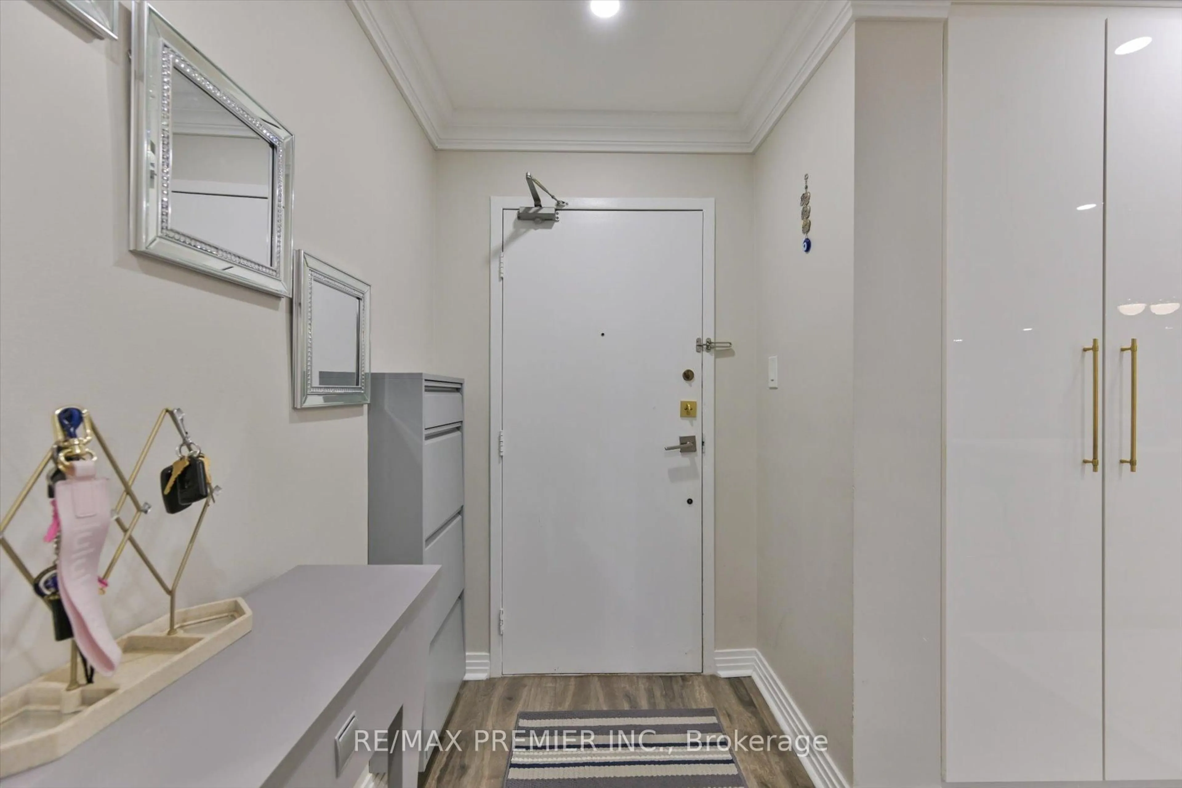 Indoor entryway for 1 Four Winds Dr #905, Toronto Ontario M3J 2T1