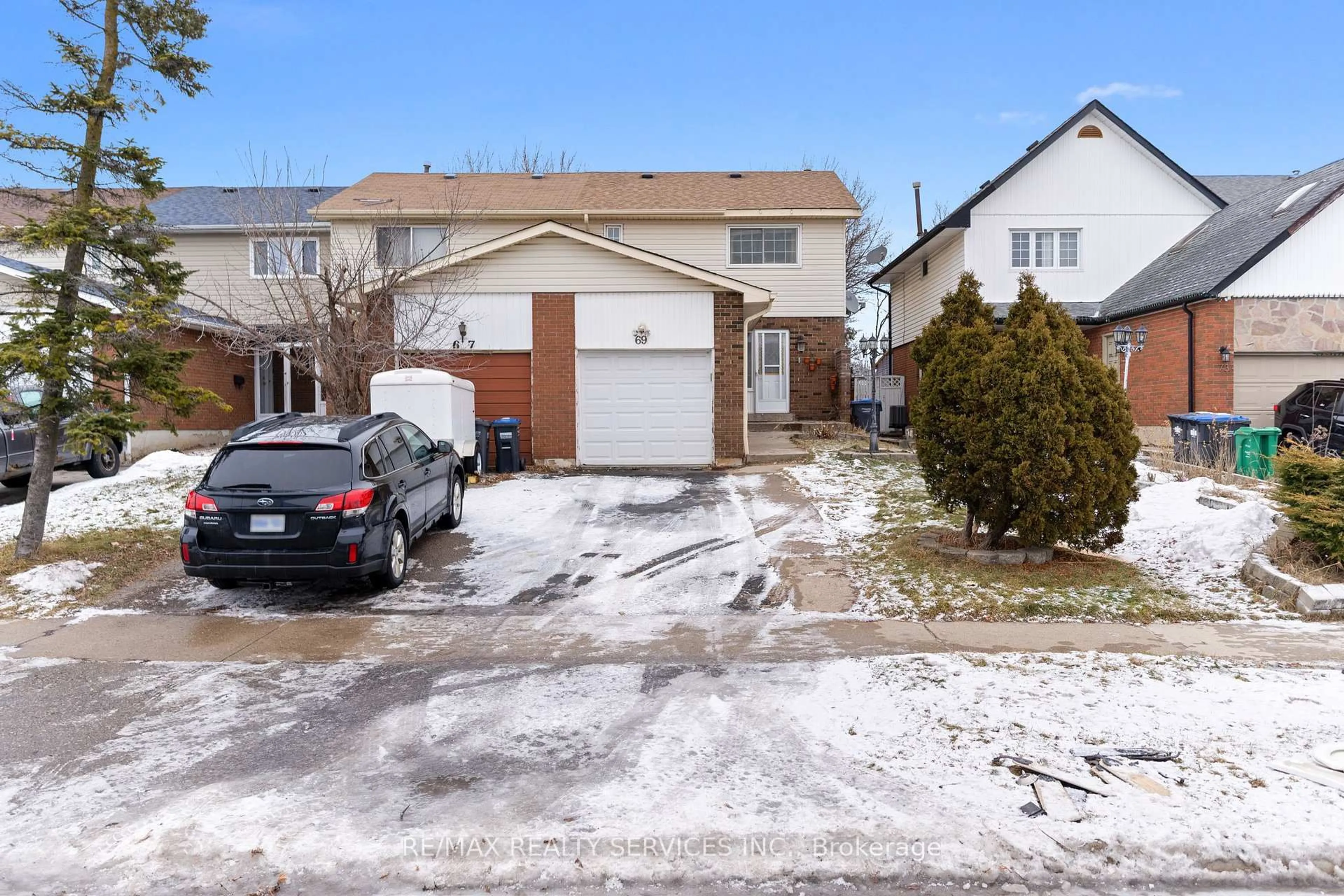 A pic from outside/outdoor area/front of a property/back of a property/a pic from drone, street for 69 Kingswood Dr, Brampton Ontario L6V 2X5