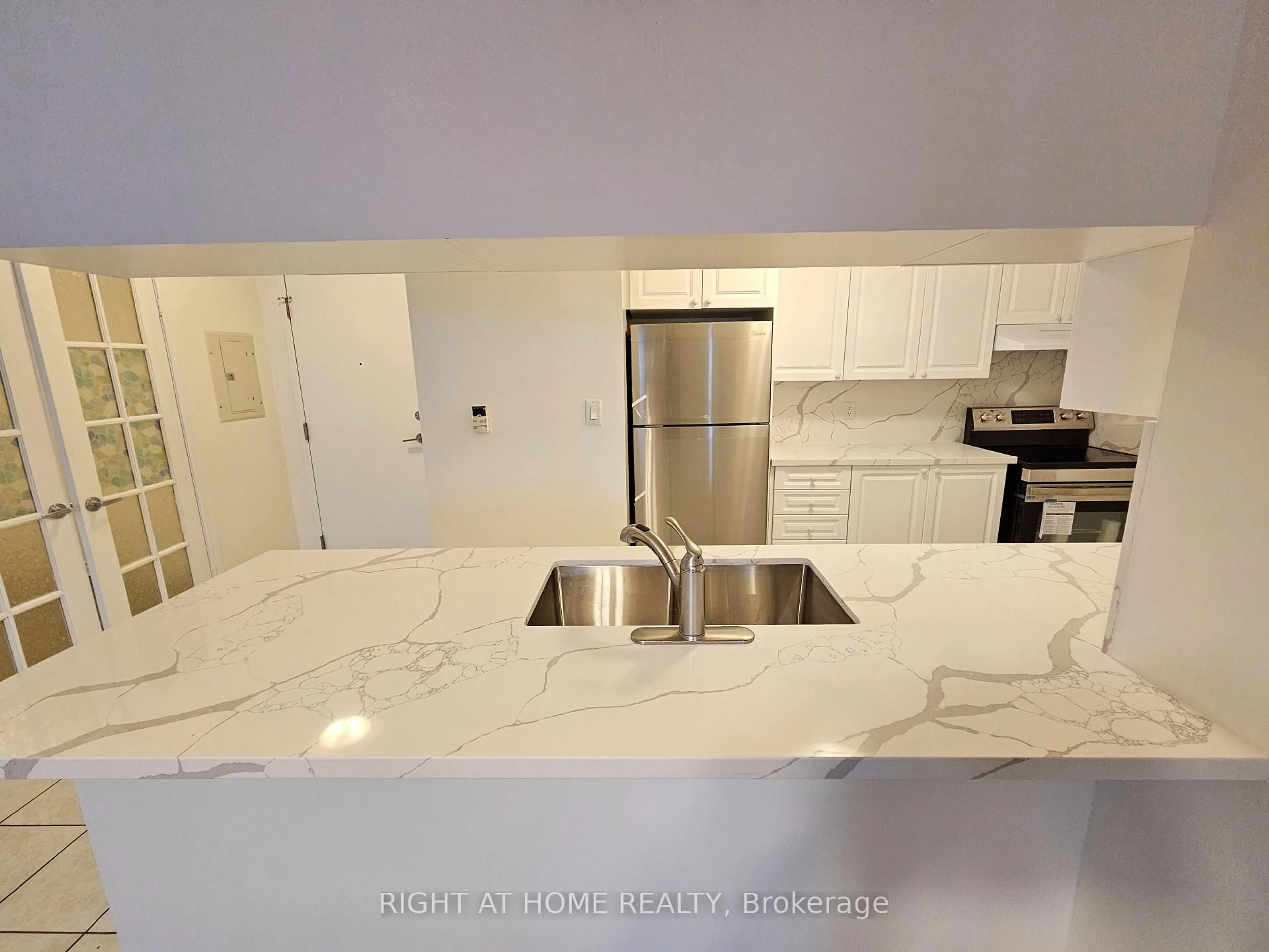 Open concept kitchen, ceramic/tile floor for 3880 Duke Of York Blvd #2318, Mississauga Ontario L5B 4M7