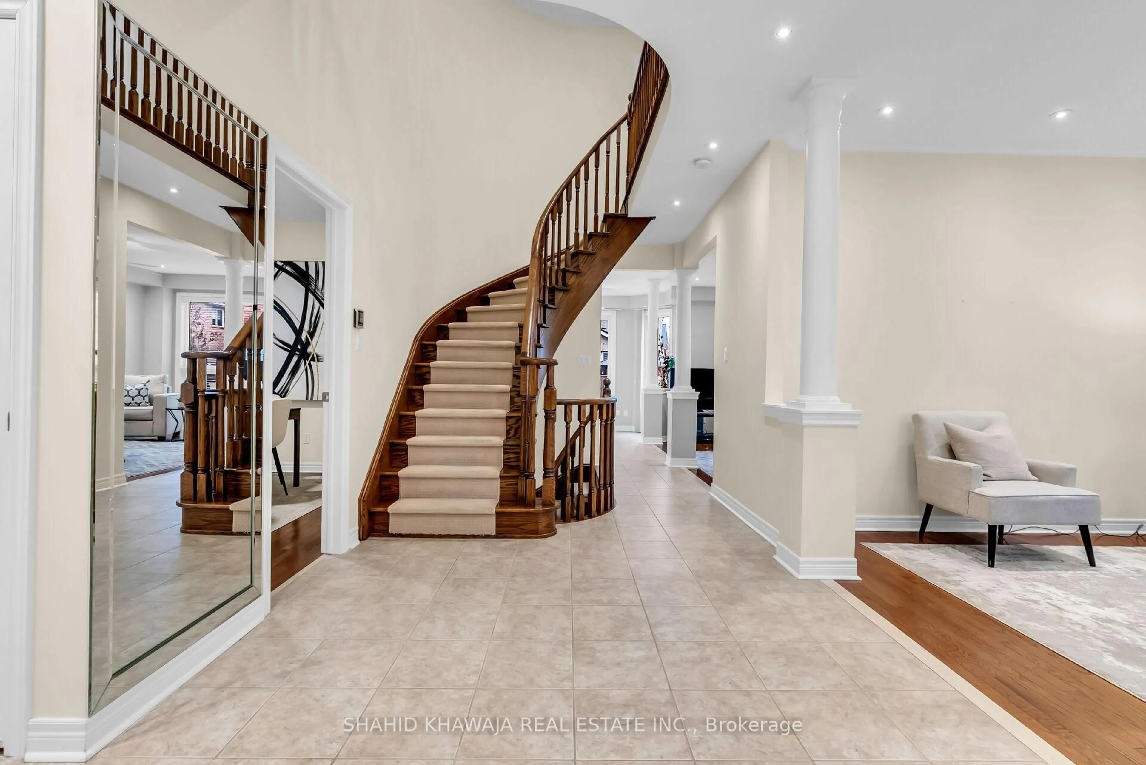 Indoor foyer for 5486 Bestview Way, Mississauga Ontario L5M 0B1